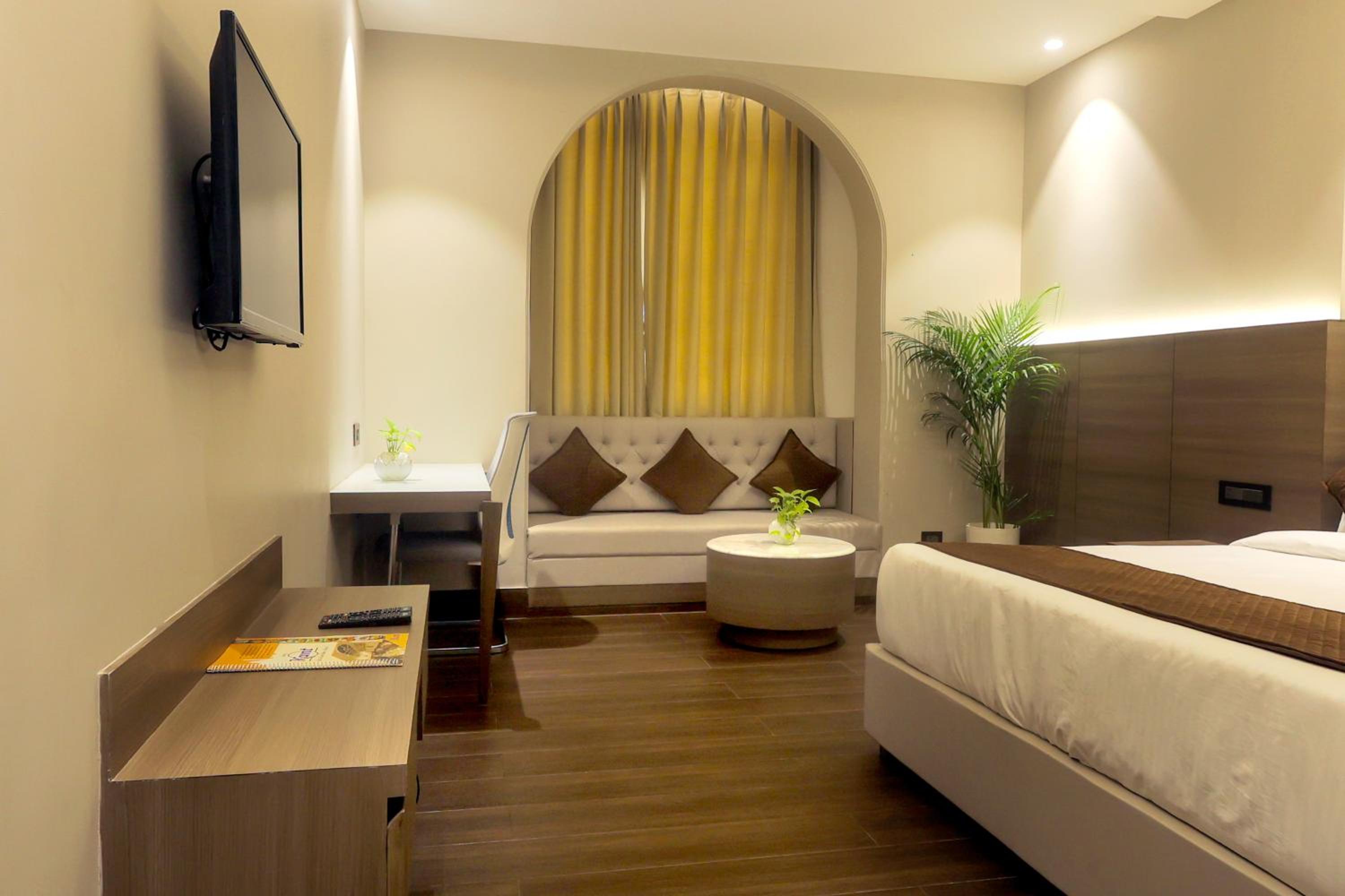 Executive Suite - Photo 18