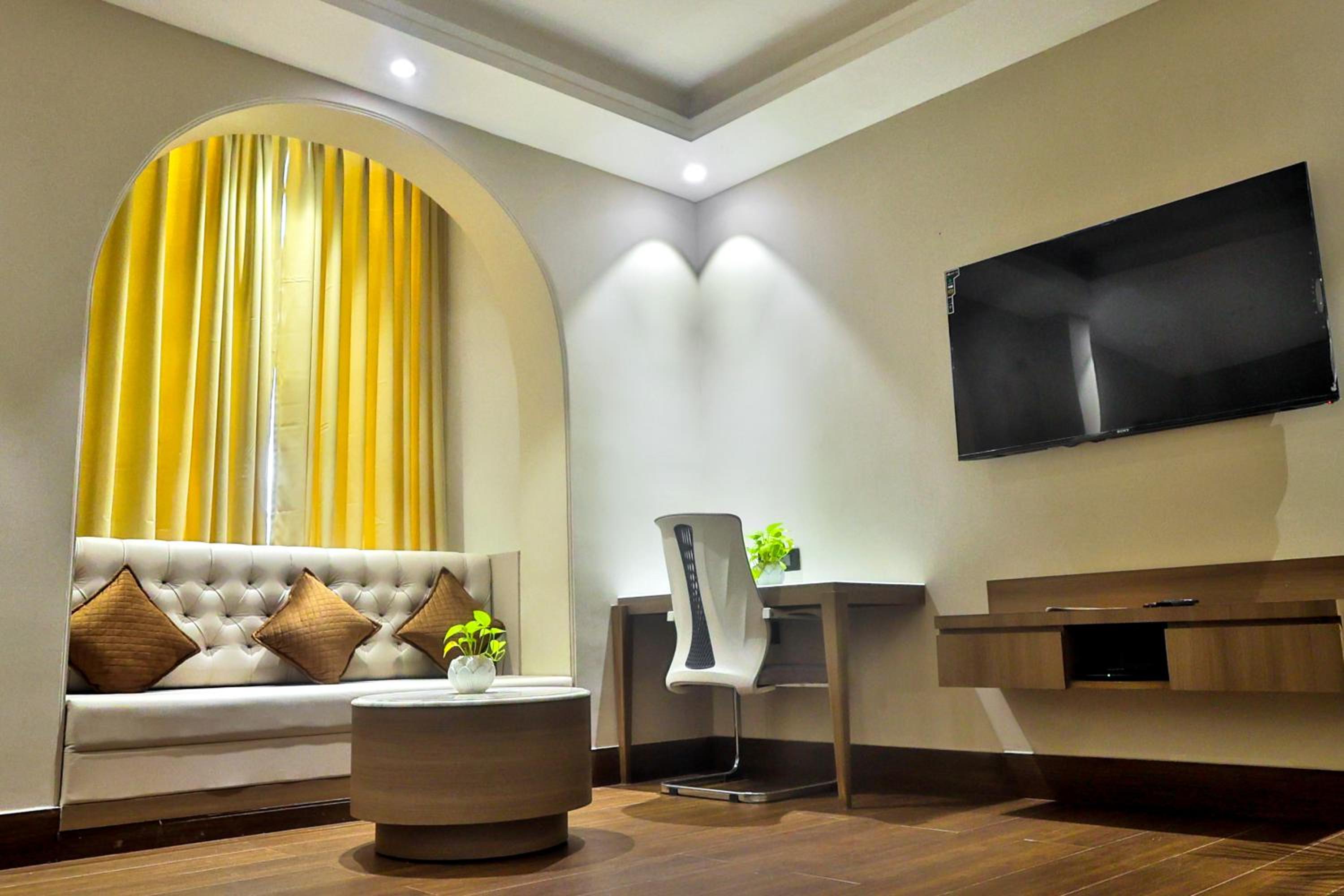 Executive Suite - Photo 19