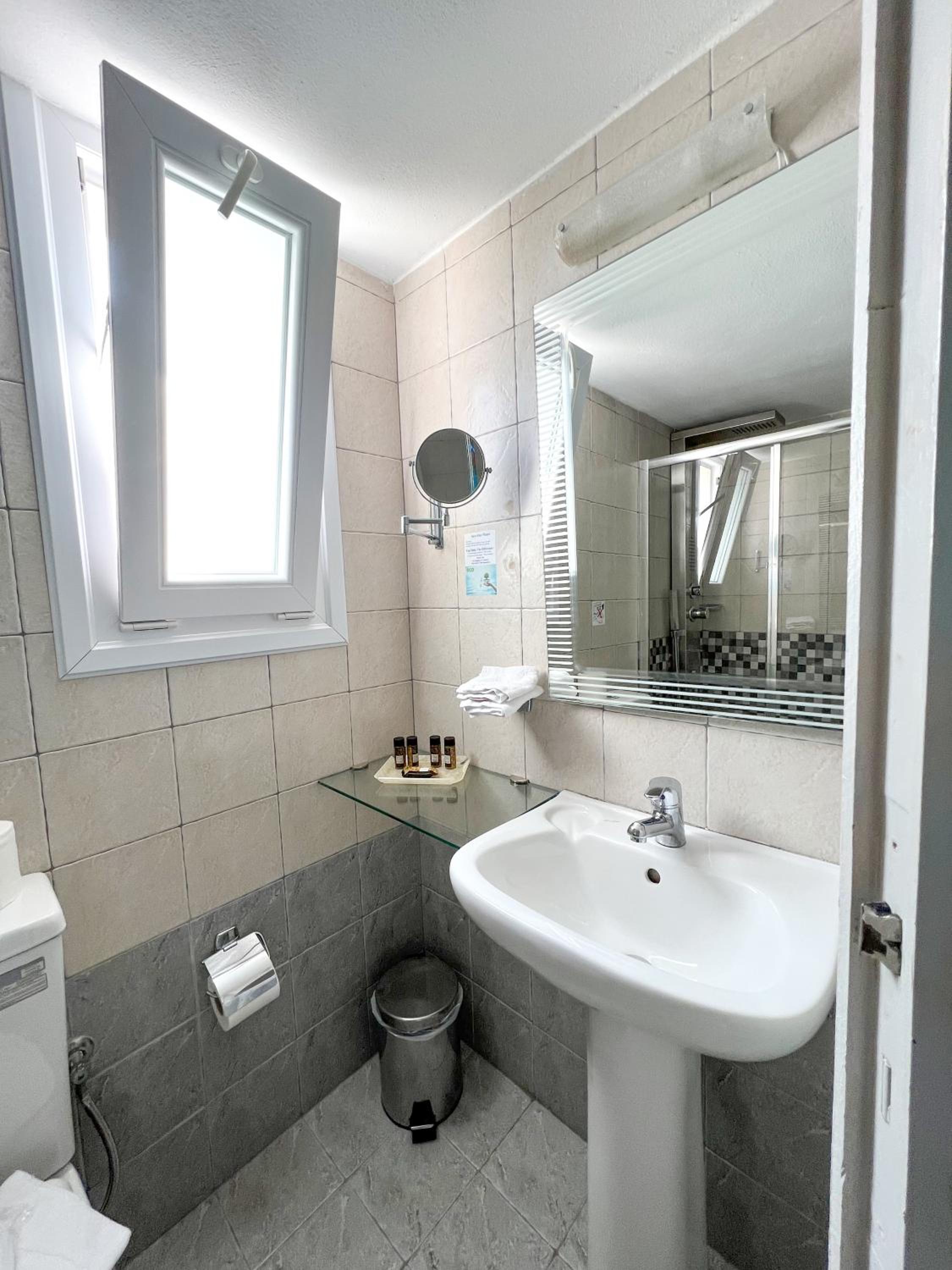 Studio with Sea View (2 Adults) - Photo 8