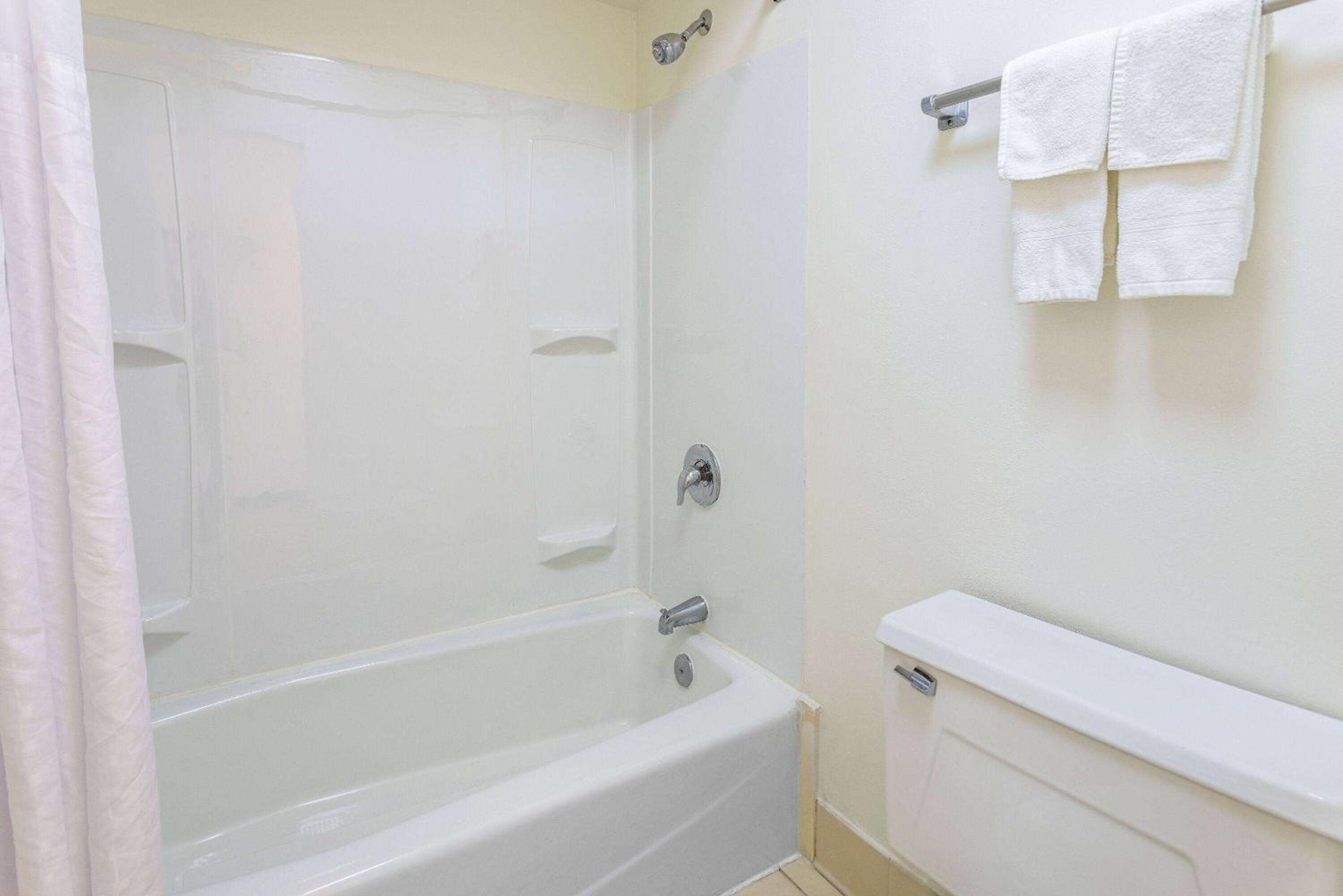 1 King Bed | Non-Smoking, Micfridge - Photo 2
