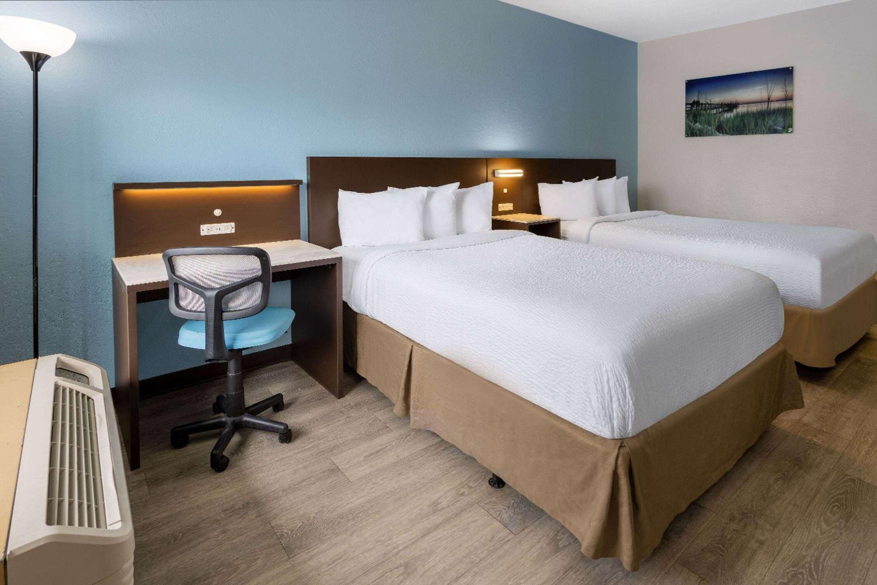 2 Full Beds | Suite, Non-Smoking, Micfridge - Photo 1