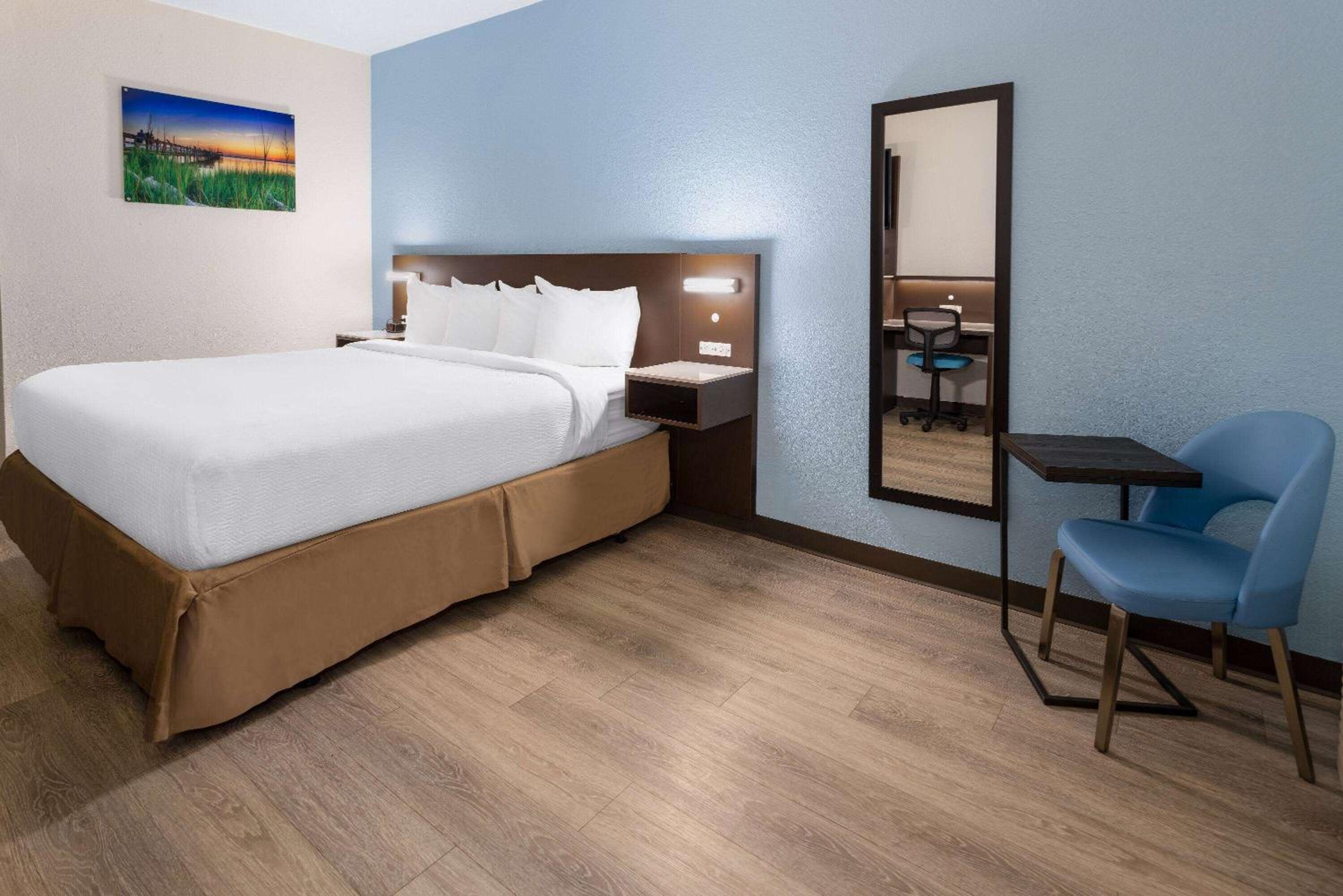1 King Bed | Non-Smoking, Micfridge - Photo 3