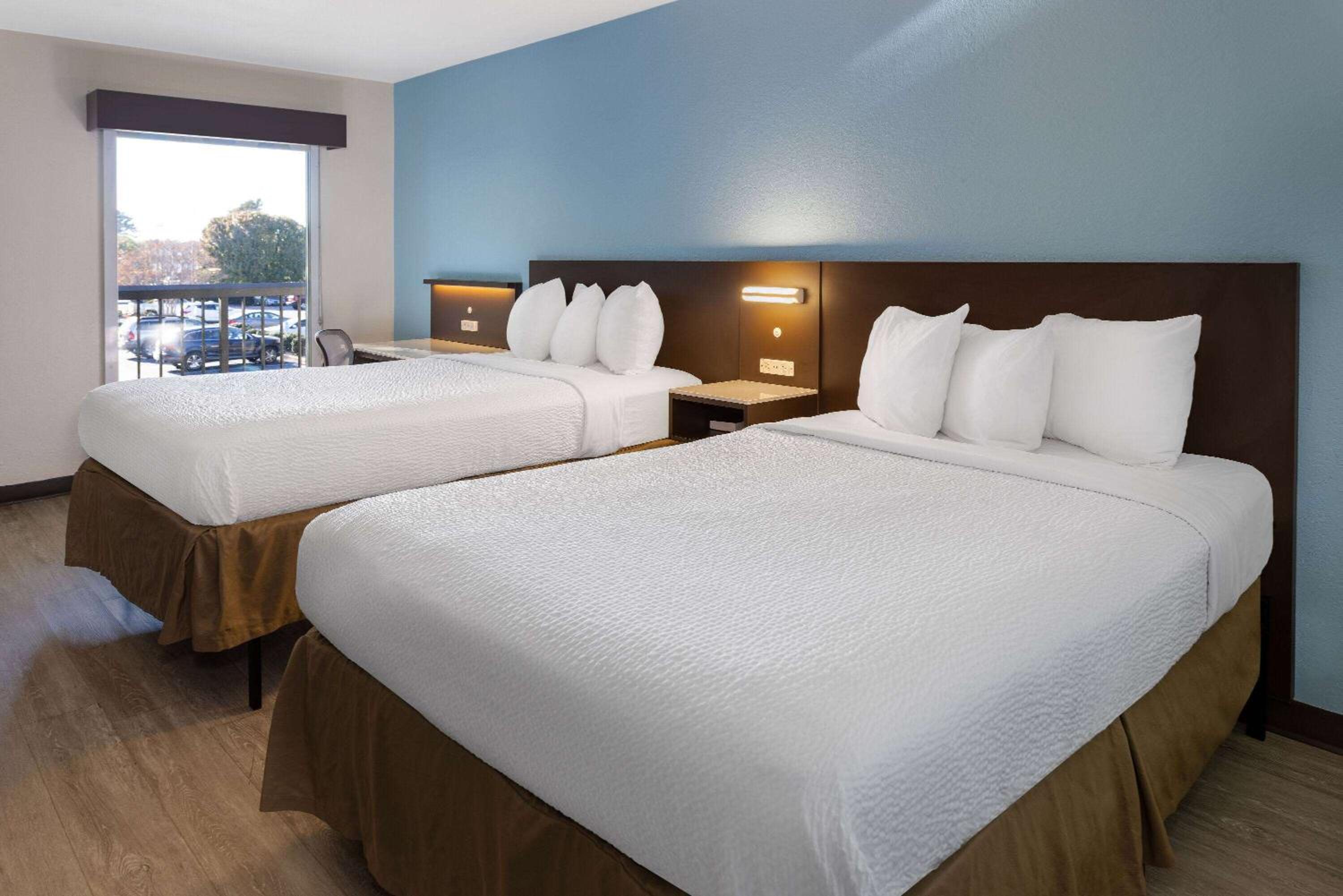 2 Full Beds | Suite, Non-Smoking, Micfridge - Photo 2