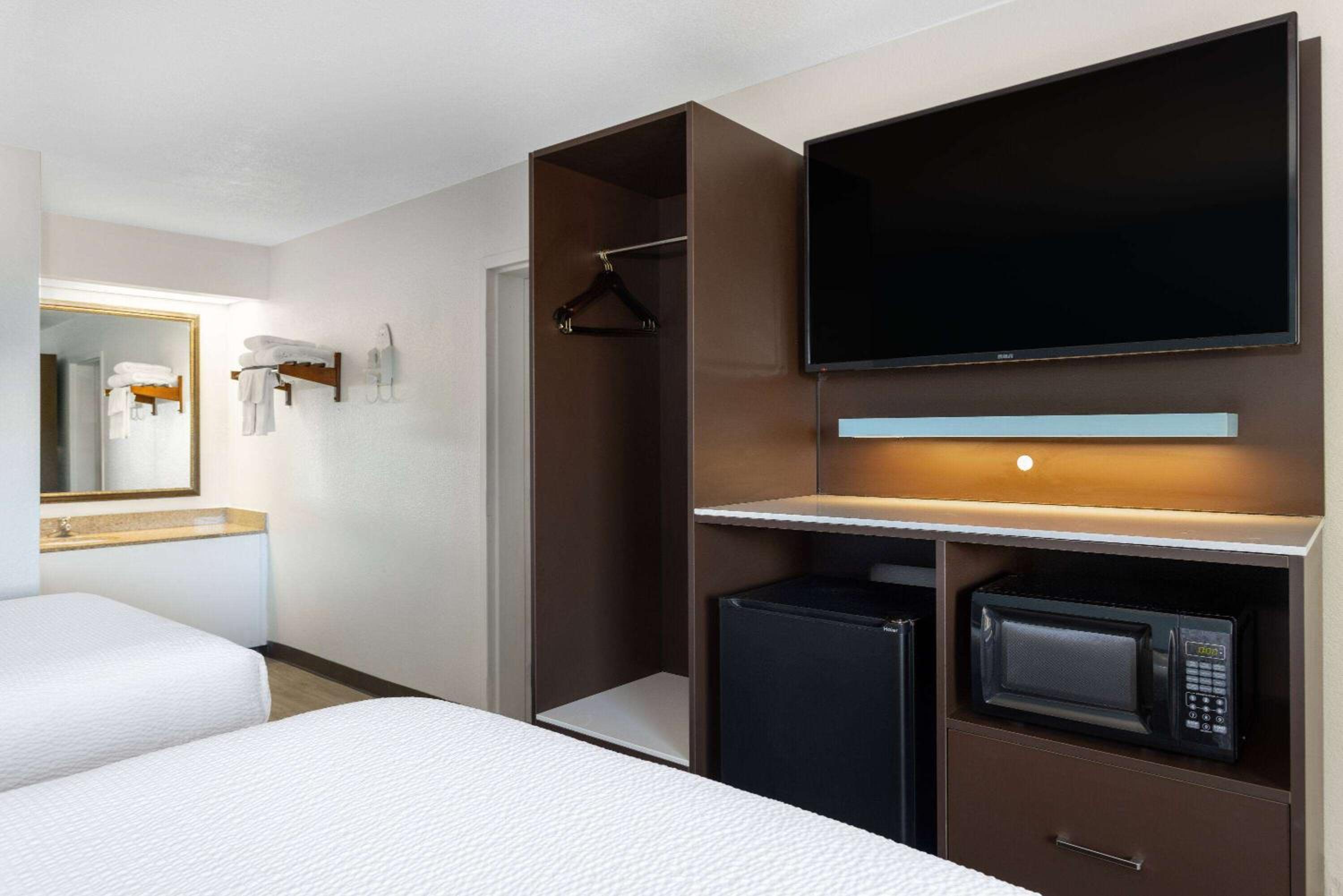 2 Full Beds | Suite, Non-Smoking, Micfridge - Photo 3