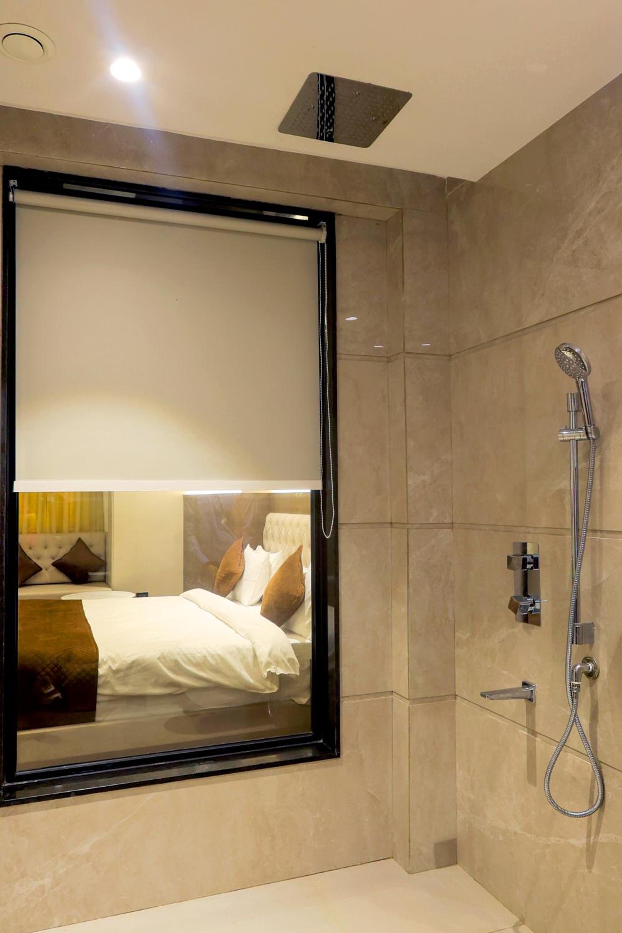 Executive Suite - Photo 35
