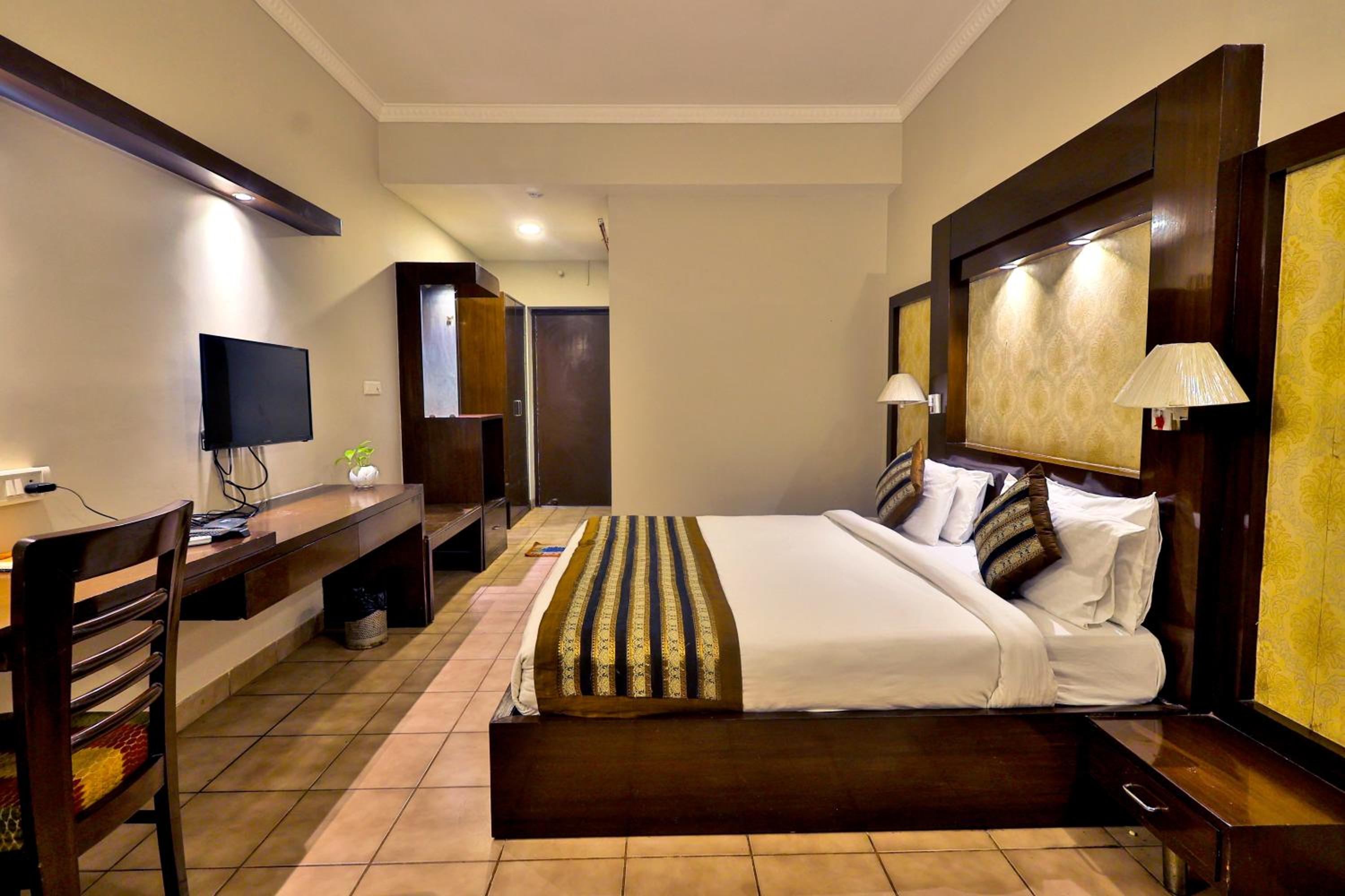 Deluxe Room - Photo 23