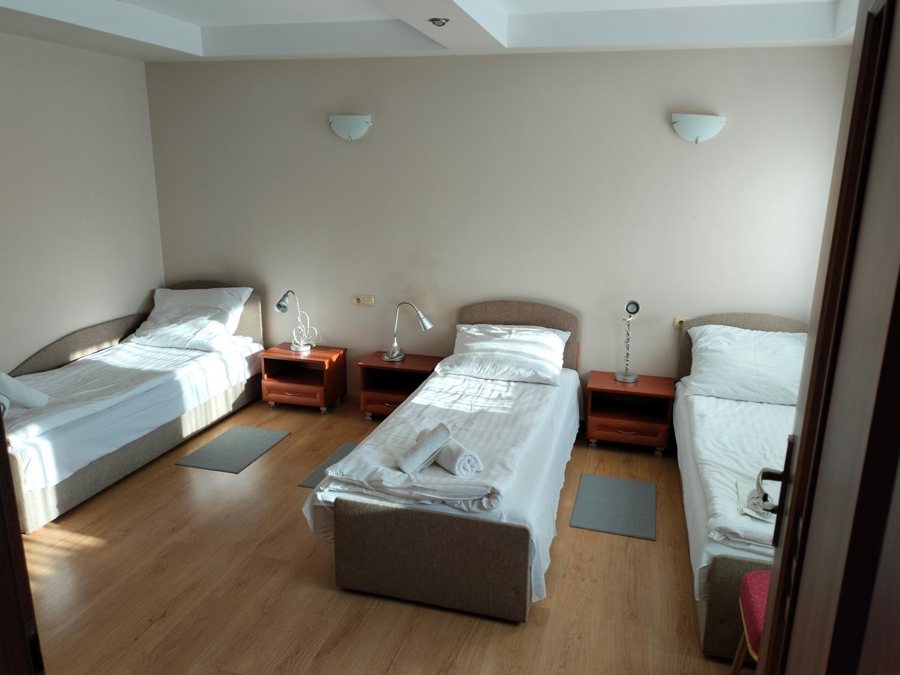 Economy Triple Room - Photo 5