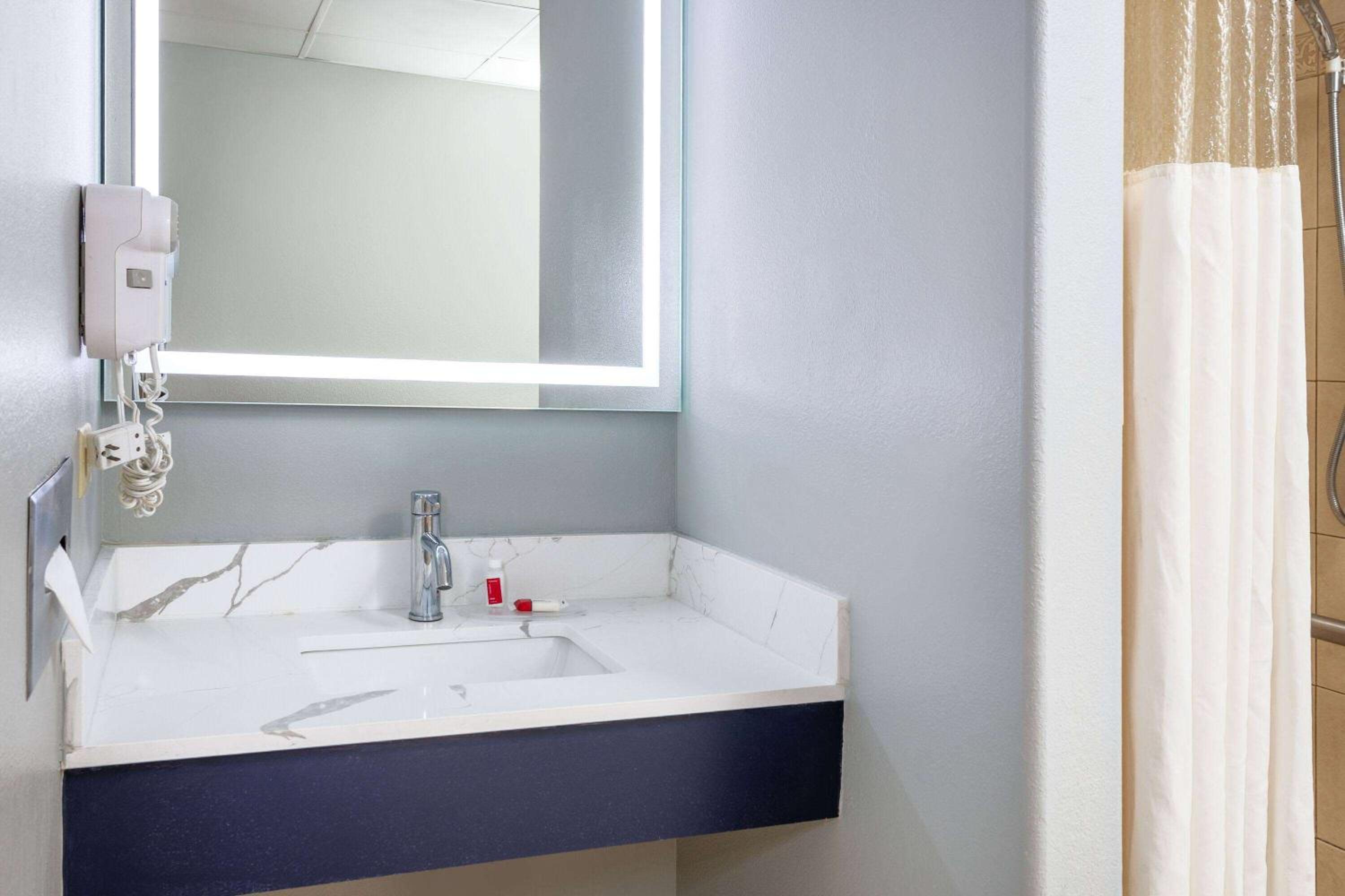 King Room with Roll-in Shower - Mobility Access/Non-Smoking photo 3