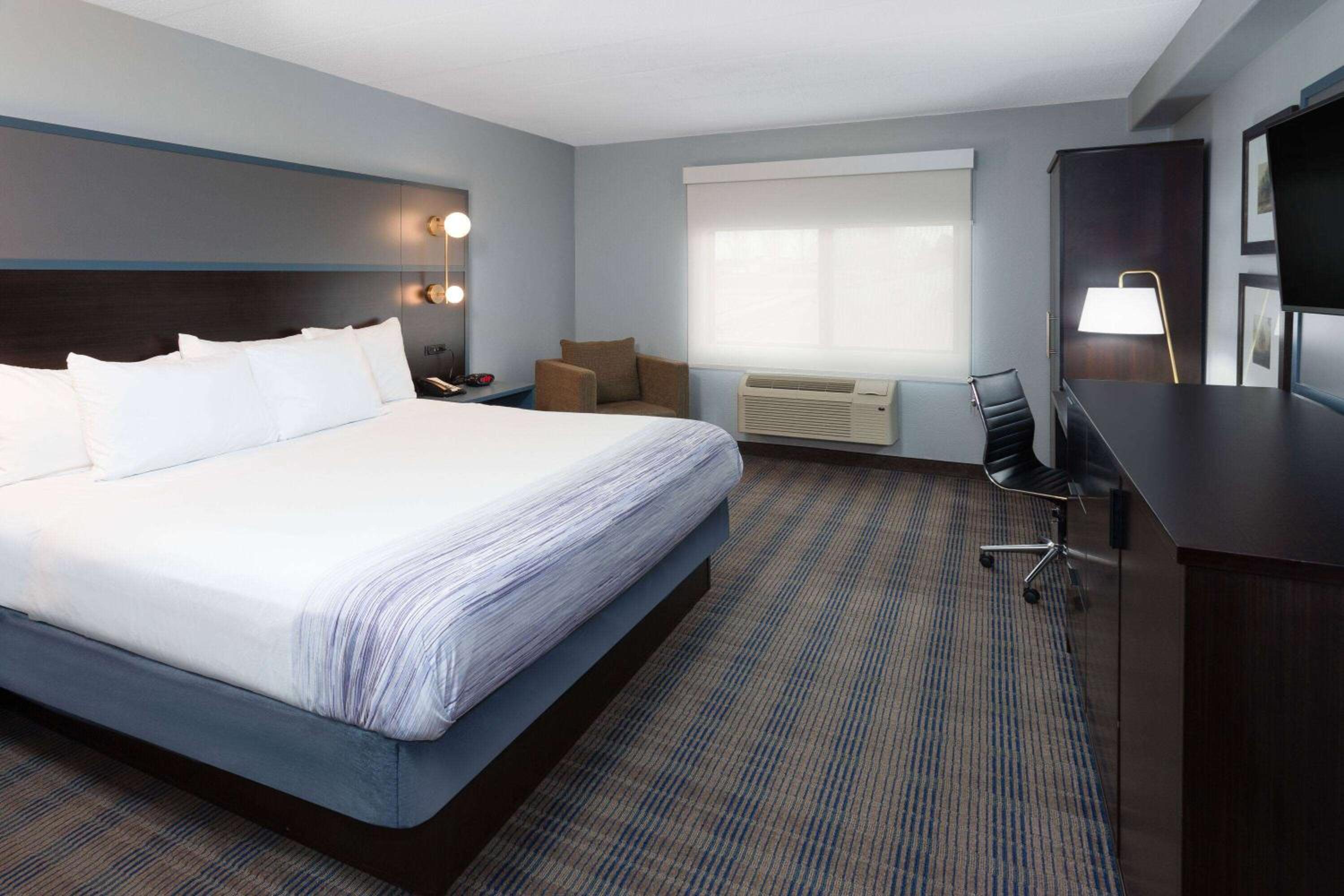 King Room with Roll-in Shower - Mobility Access/Non-Smoking