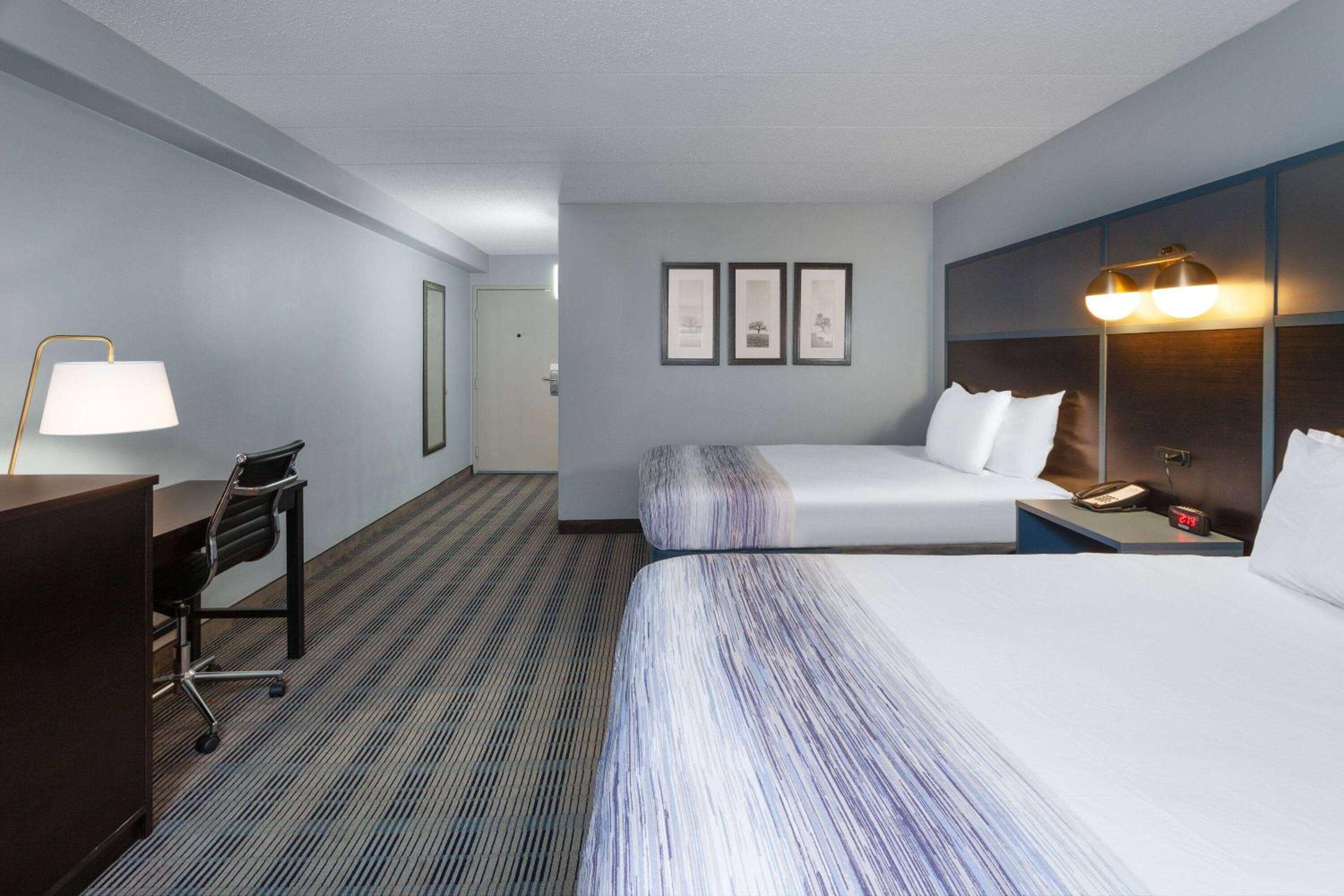 2 Queen Beds, Deluxe, Non Smoking photo 2