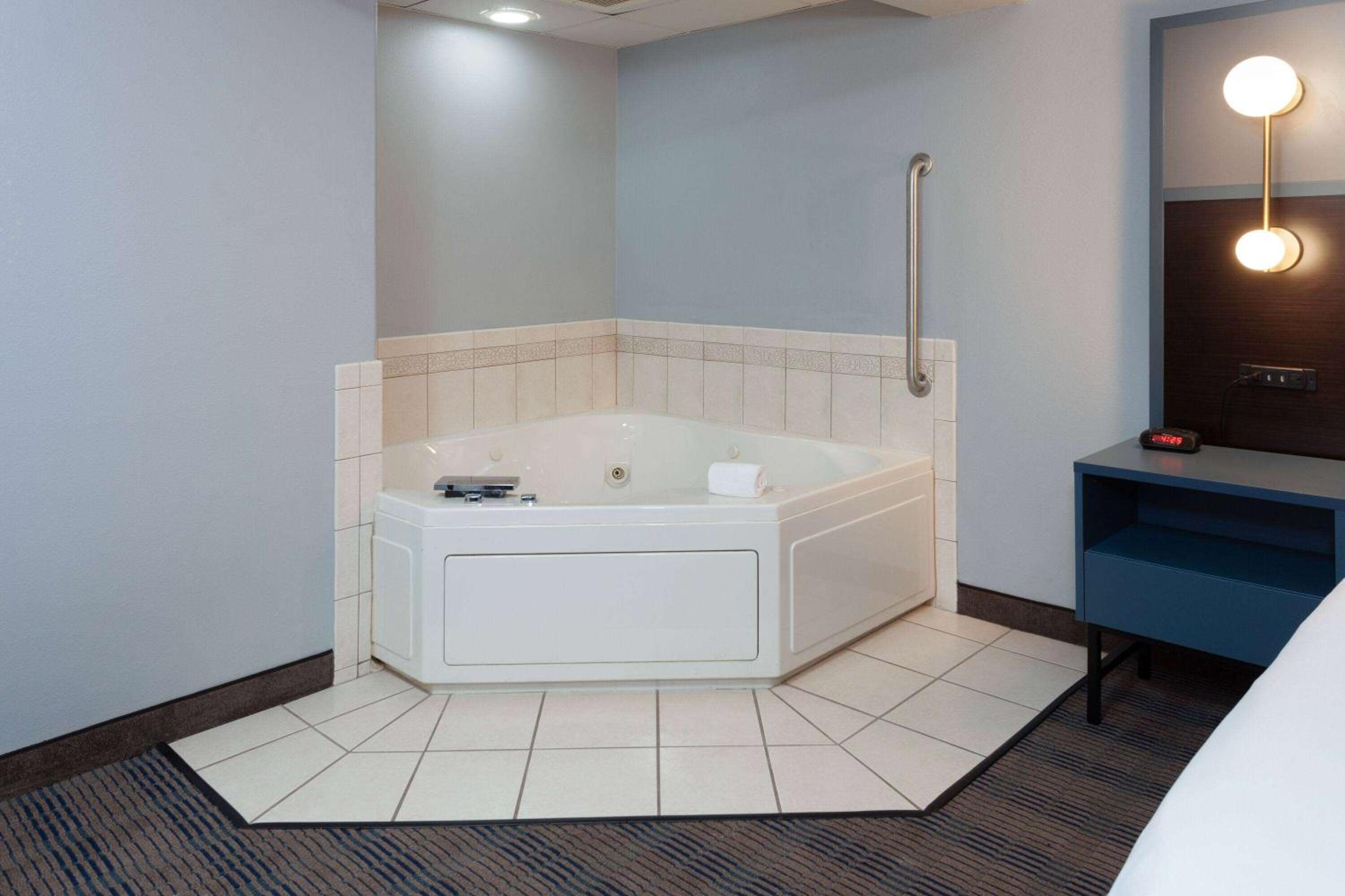 King Studio with Hot Tub - Non-Smoking photo 3