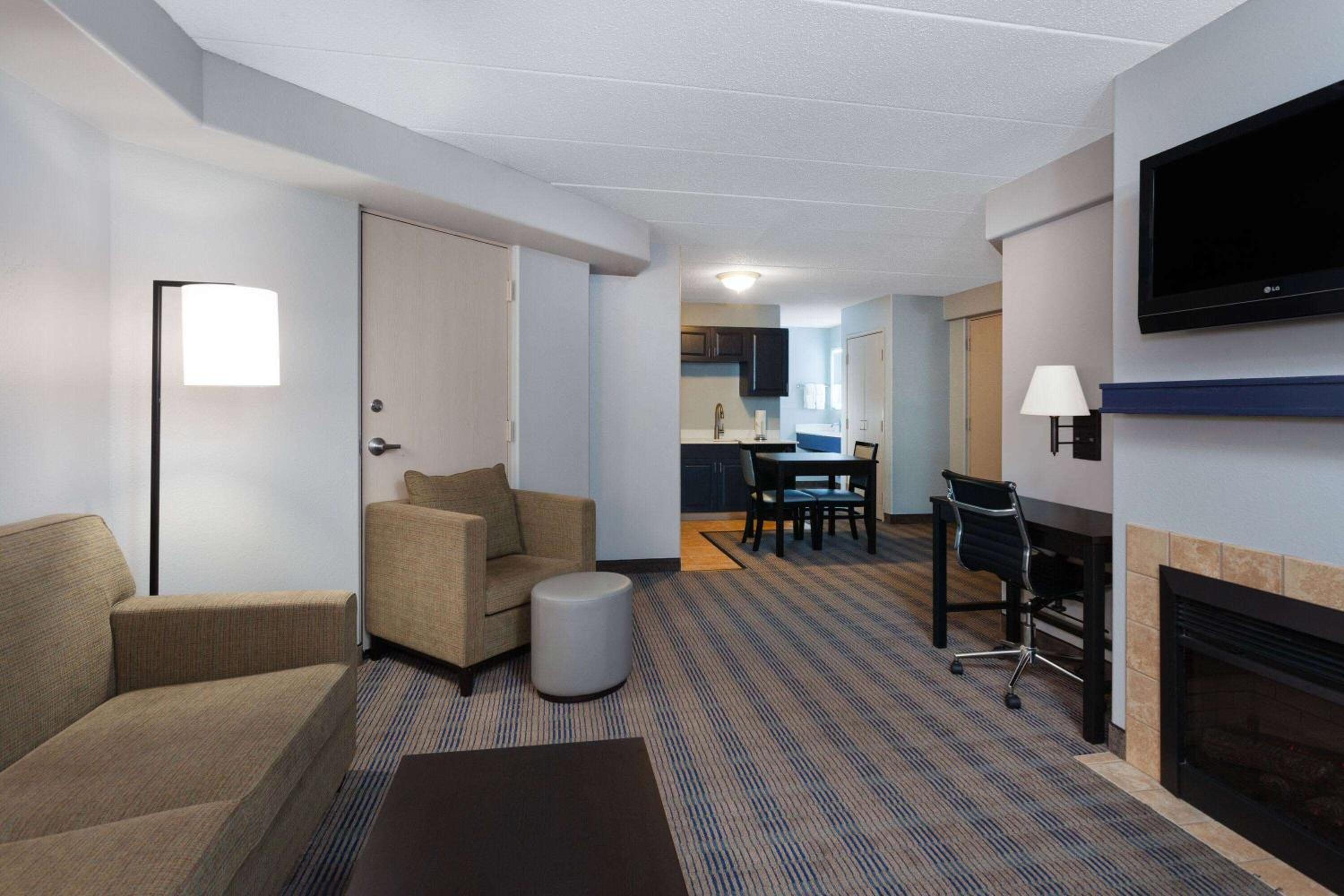 One-Bedroom Efficiency King Suite with Roll-In Shower - Mobility Accessible/Non-Smoking