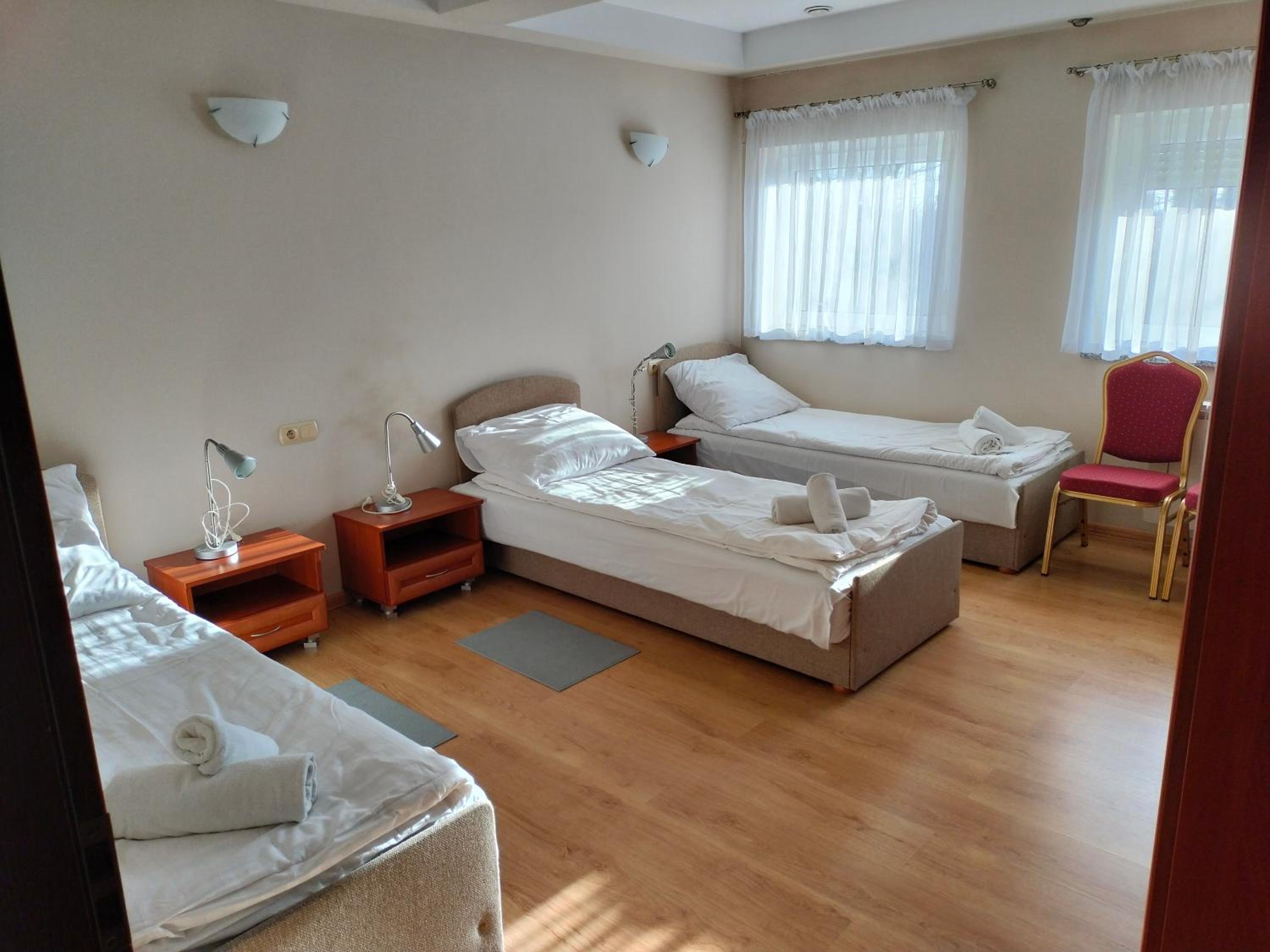 Economy Triple Room - Photo 4