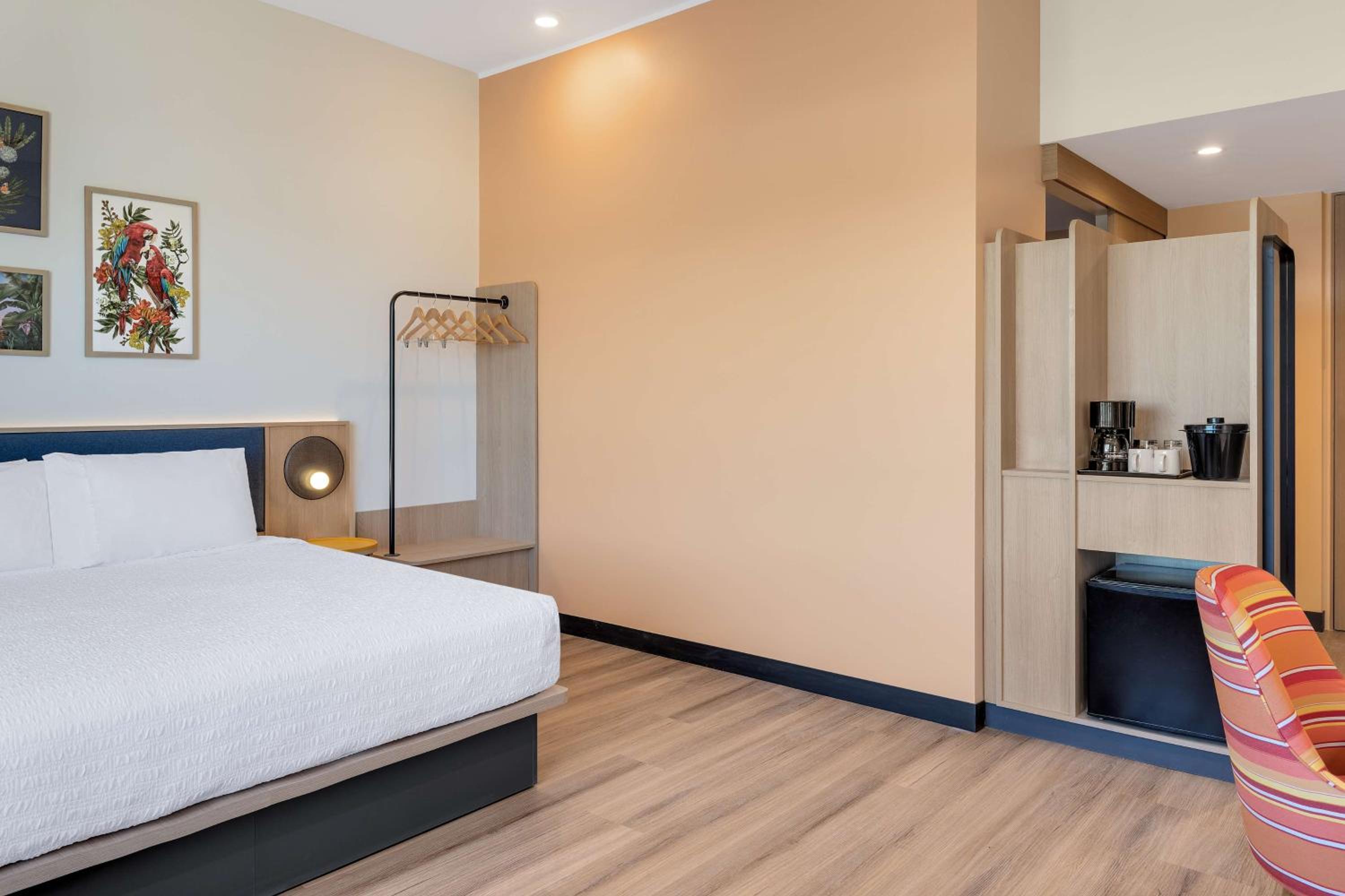 King Room with Roll-In Shower - Mobility Accessible