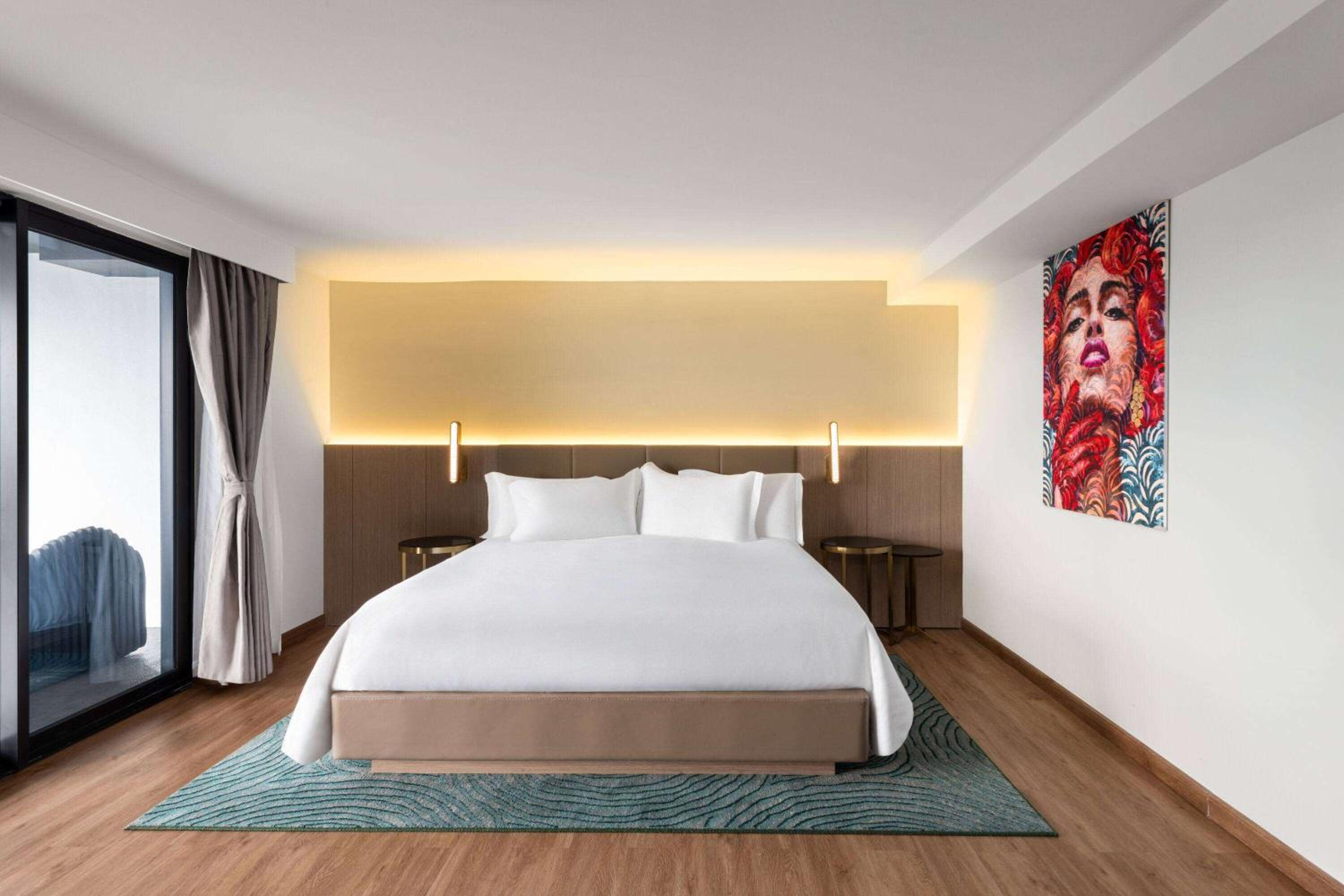 King Room with Balcony - Non-Smoking - Photo 2