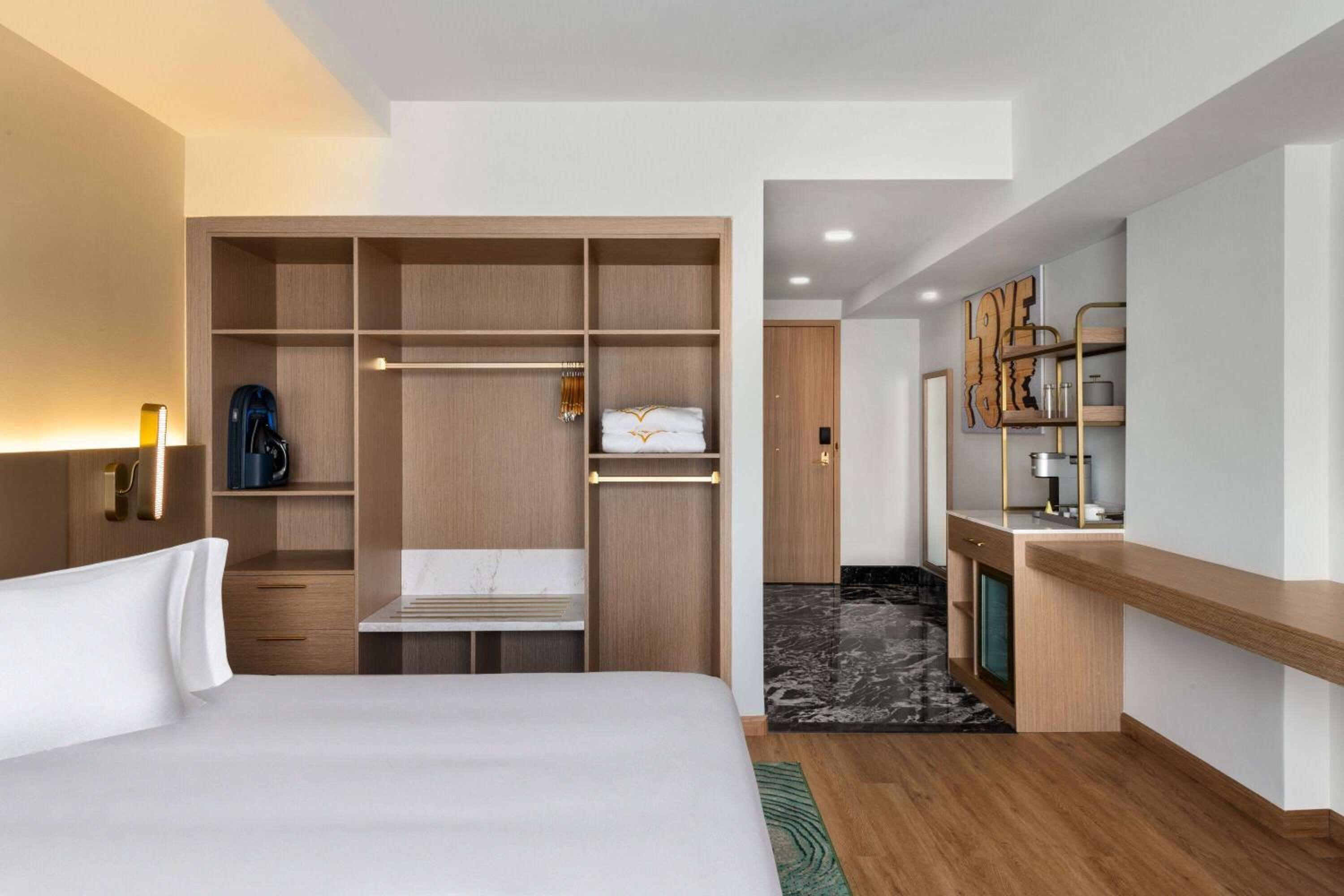 King Room with Mobility Access, Shared Balcony and Roll-In Shower, Non-Smoking - Photo 6