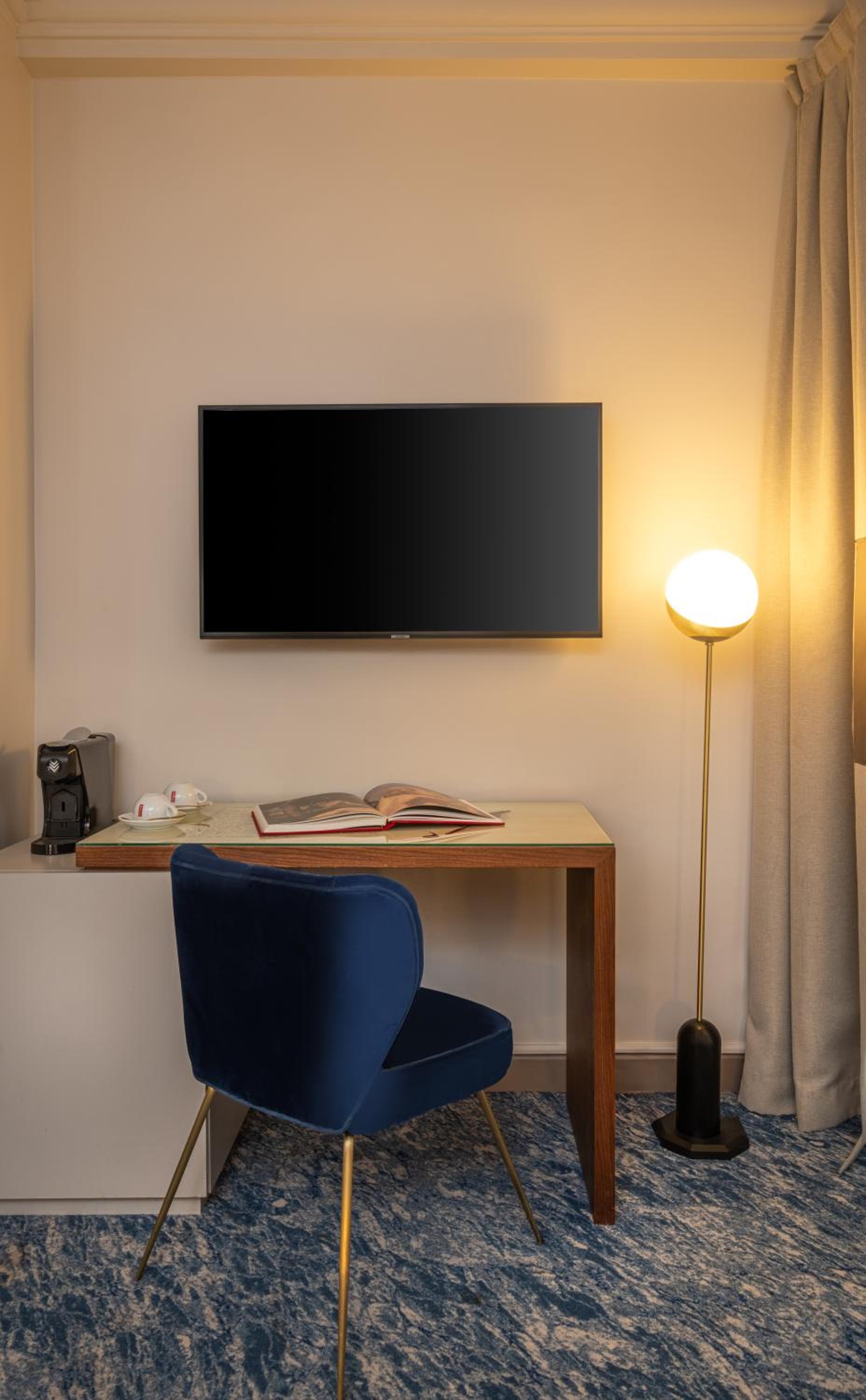 Executive Double Room with Terrace thumbnail 6