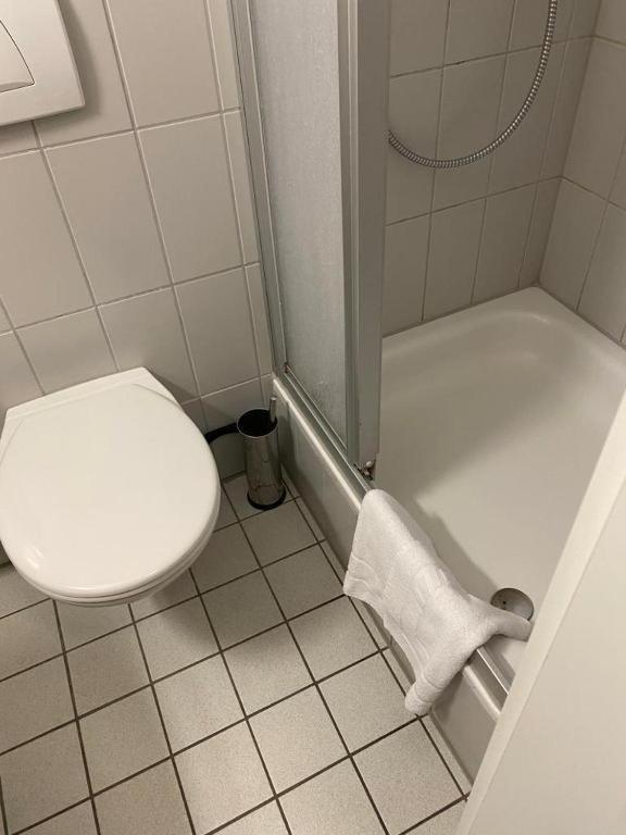 Double or Twin Room with Private Bathroom photo 3
