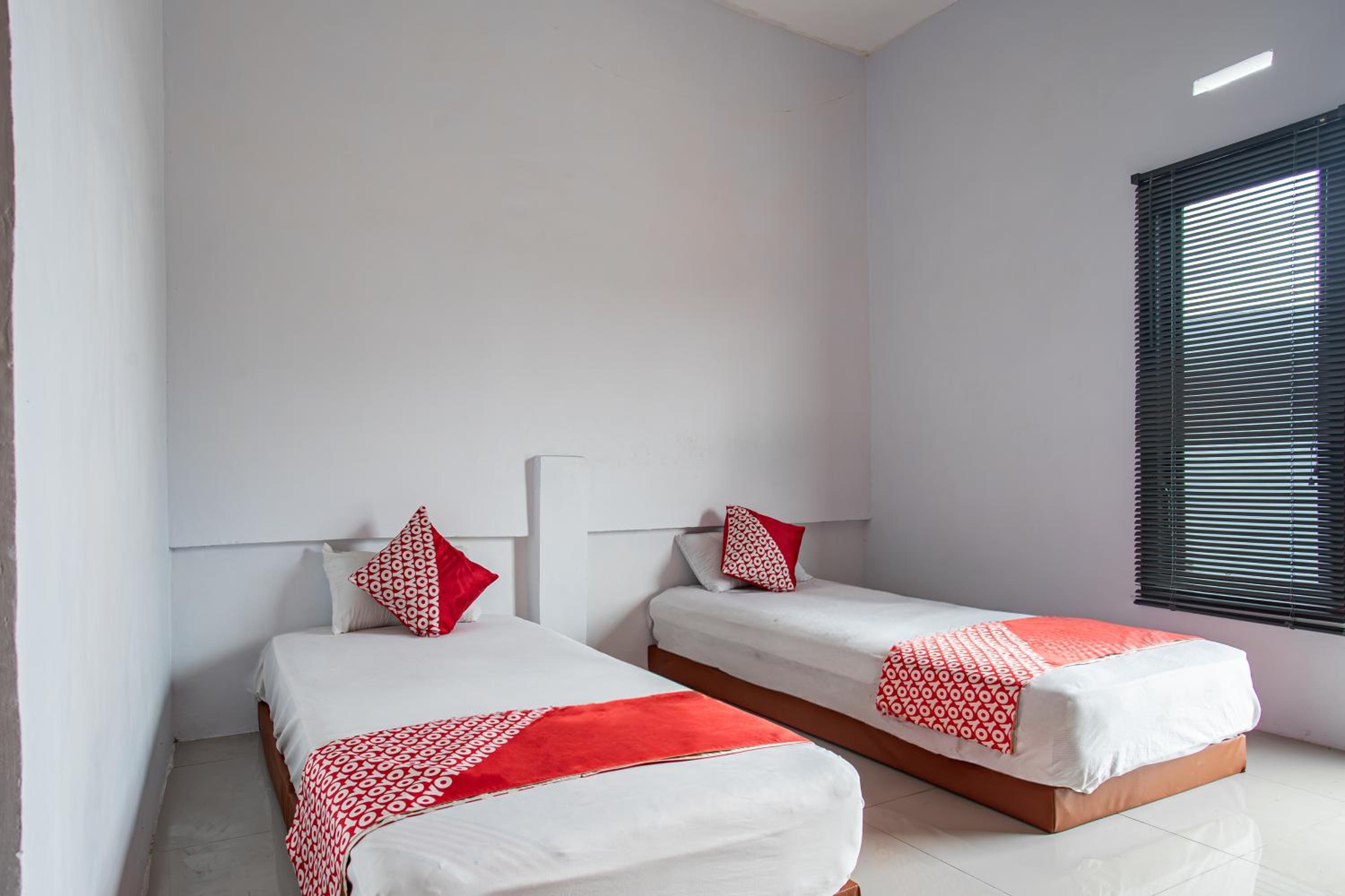 Economy Twin Room photo 2