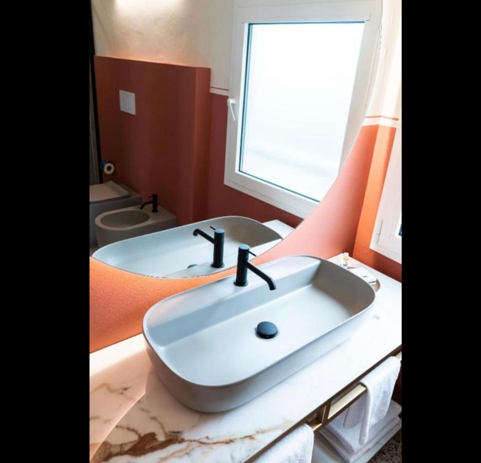 Deluxe Junior Suite - Photo 13