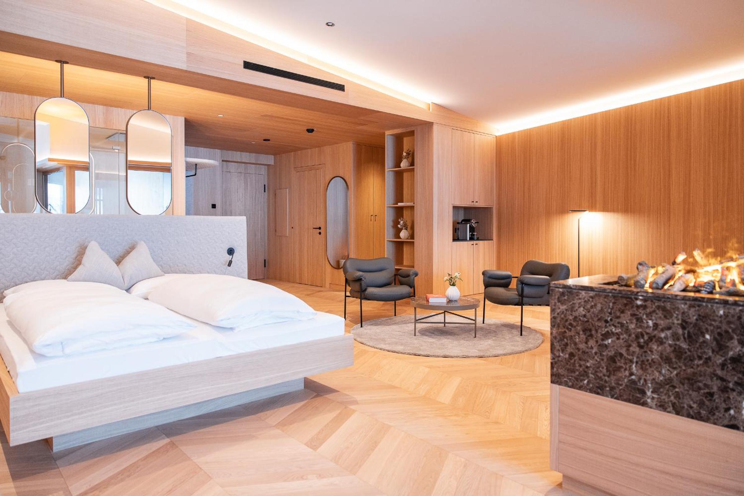 Suite with Hot Tub - Photo 1