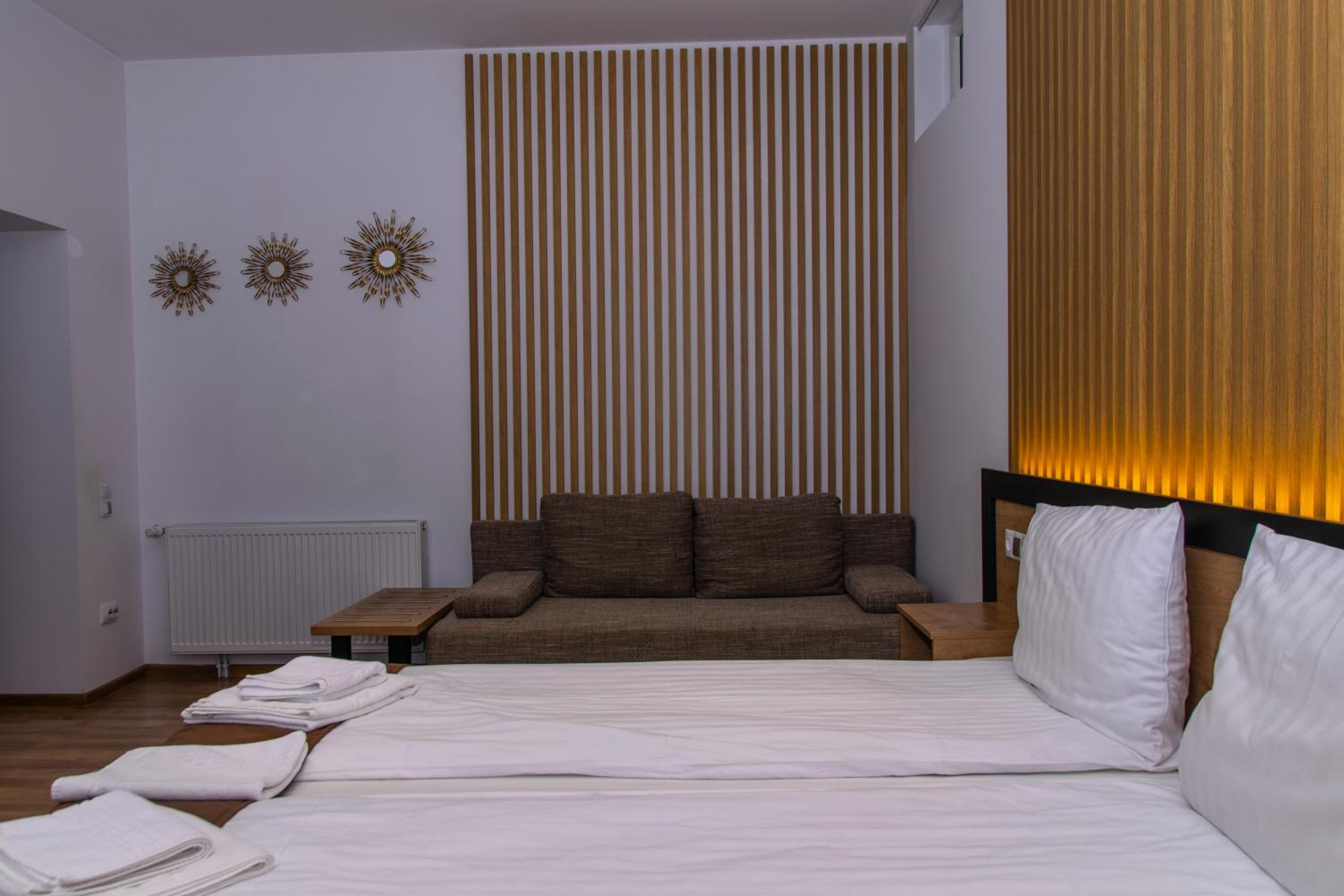 Standard King Room - Photo 10