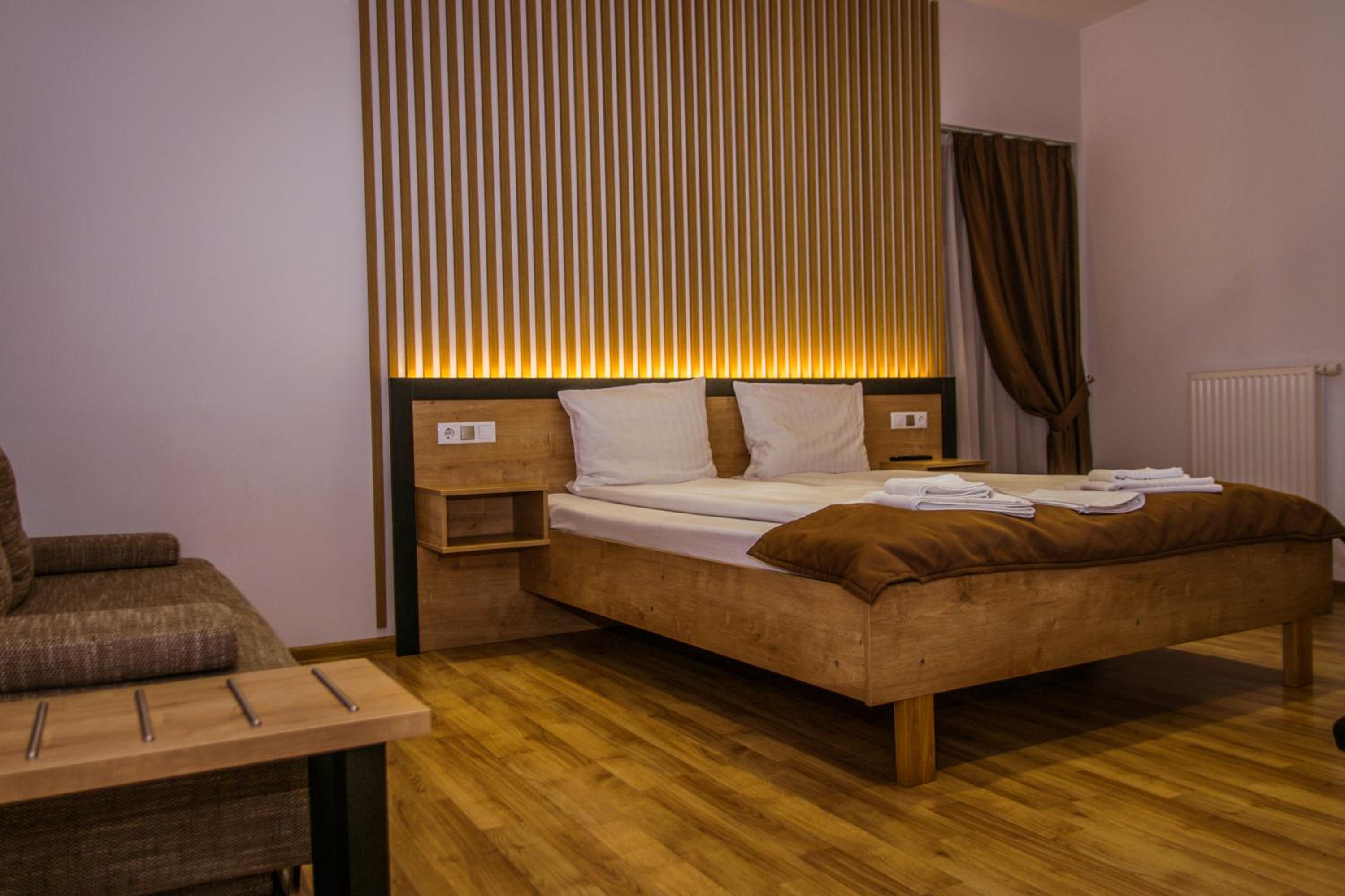 Standard King Room - Photo 9