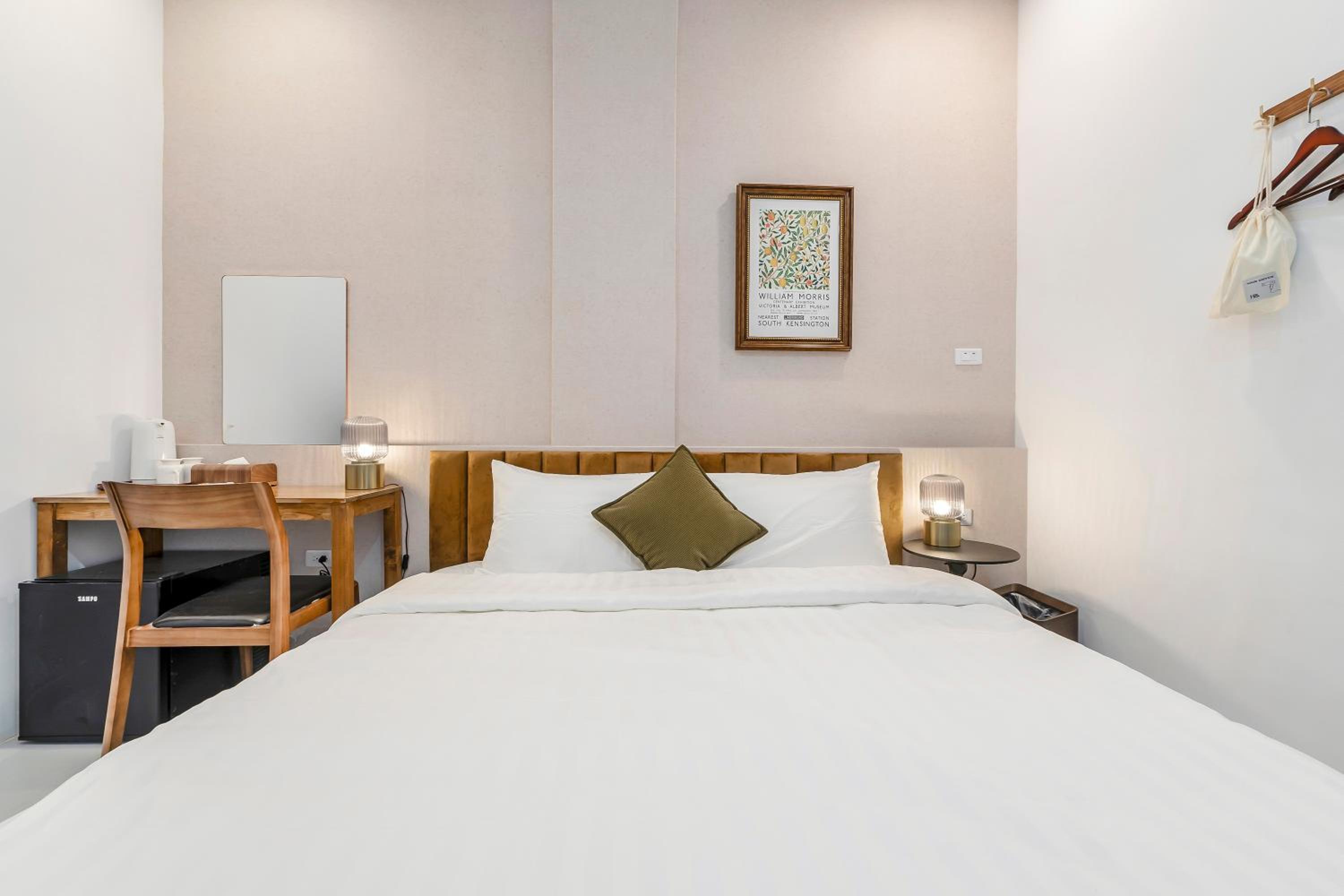 Standard Double Room - no window photo 2