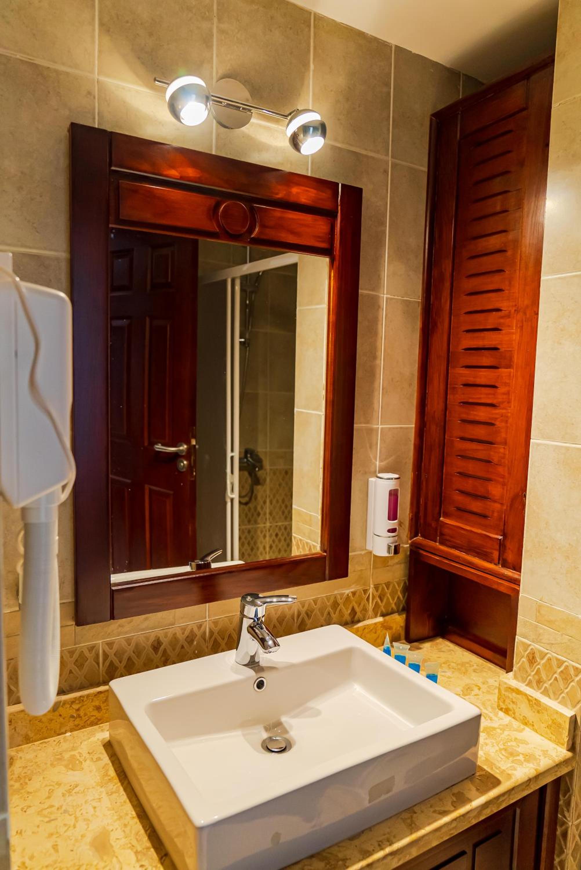 Deluxe Double Room with Side Sea View - Photo 6