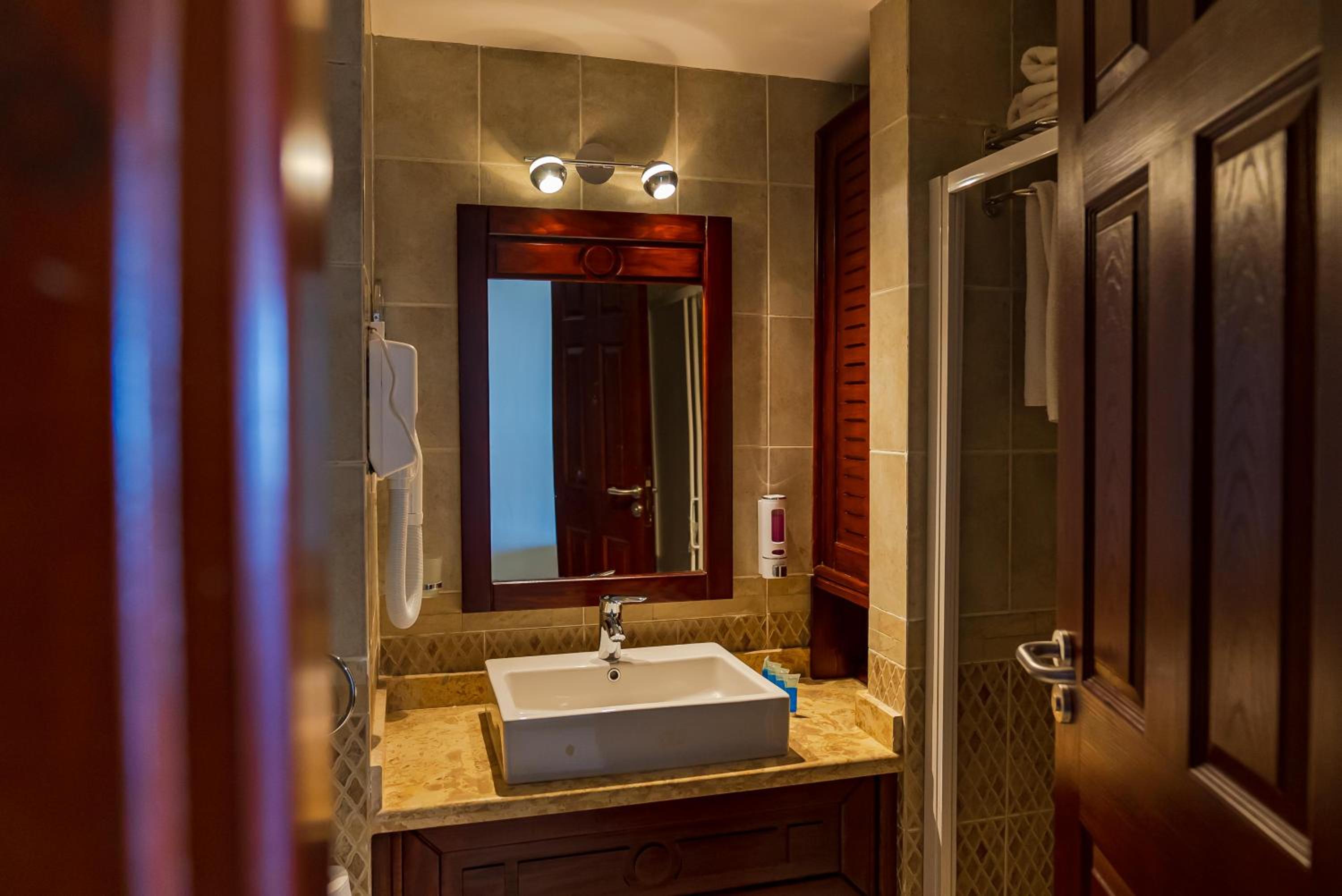 Deluxe Triple Room with Sea View photo 2