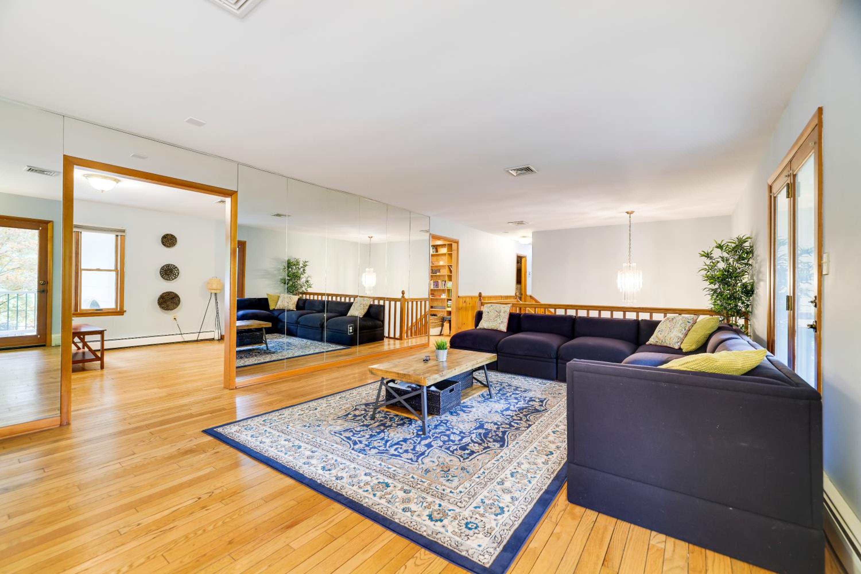 Seven-Bedroom House photo 2