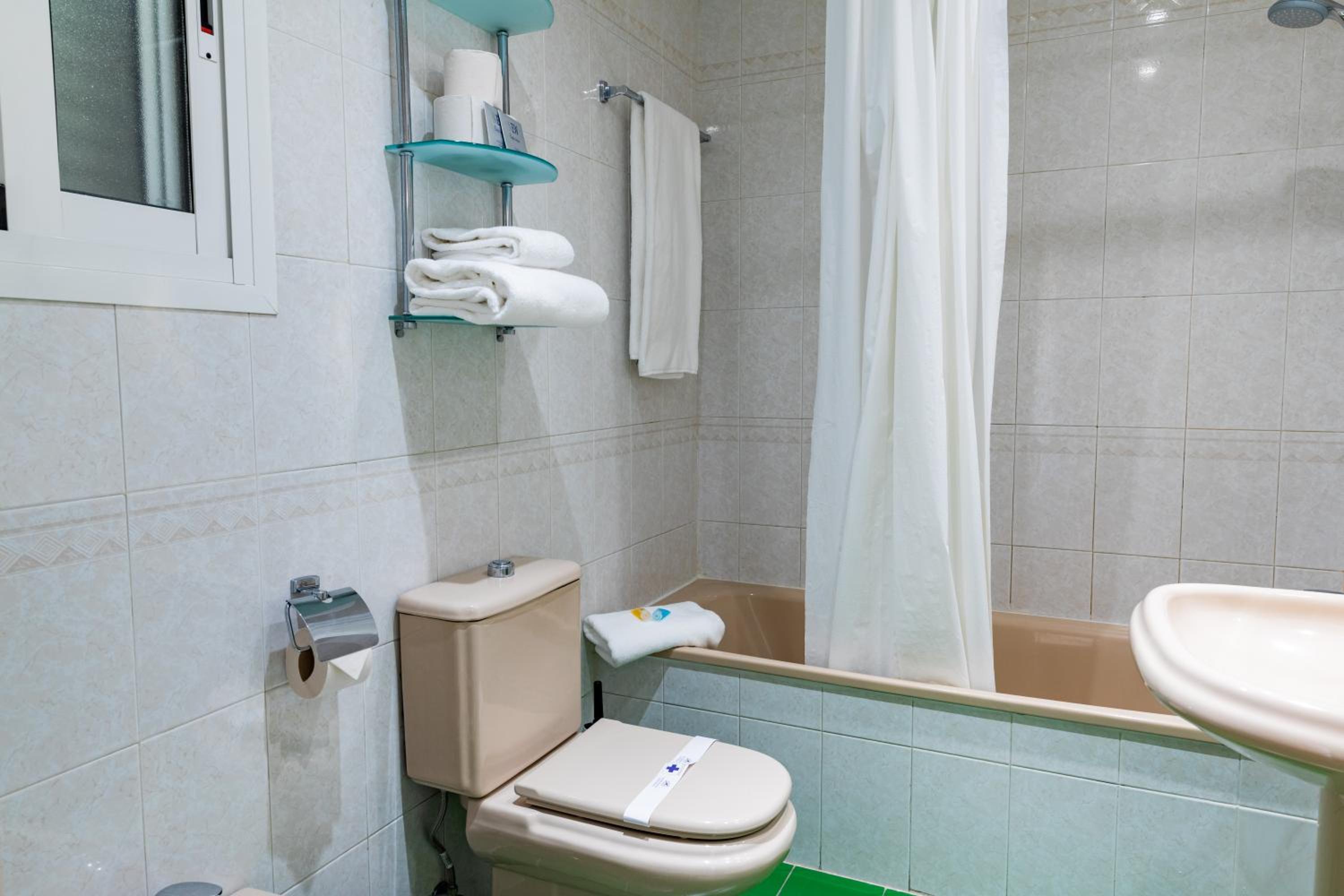 Classic Two Bedroom Apartment - Photo 4