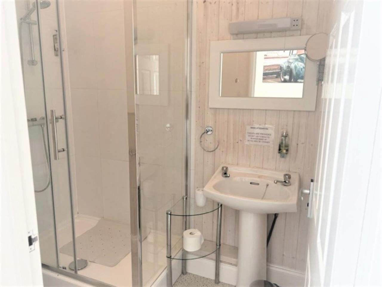 Economy Triple Room - Photo 2