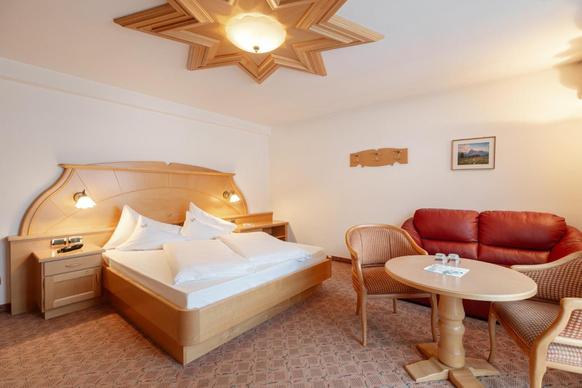 Classic Double Room with Balcony - Photo 2
