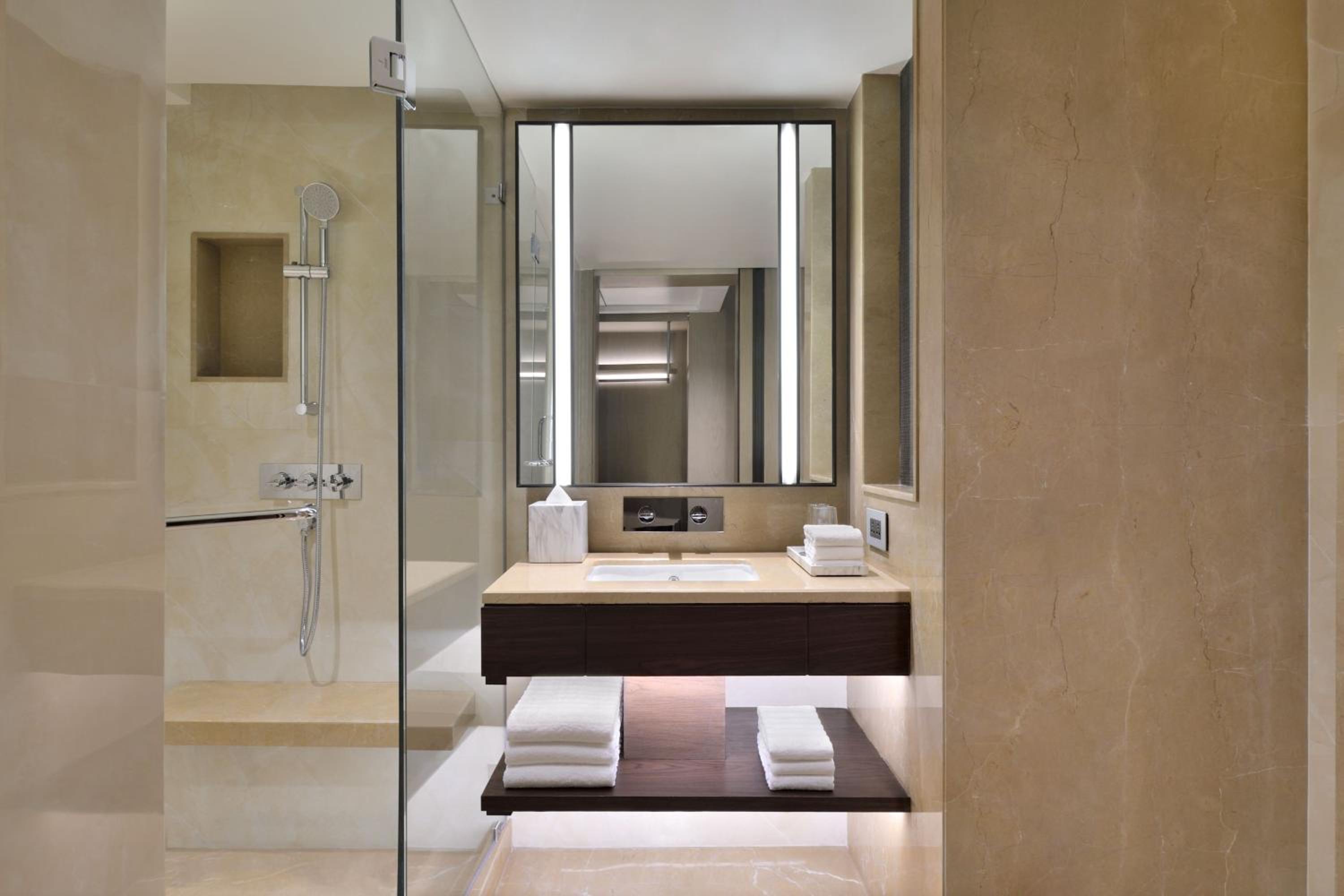 Executive Guest room, 1 King, Pool view - Photo 2