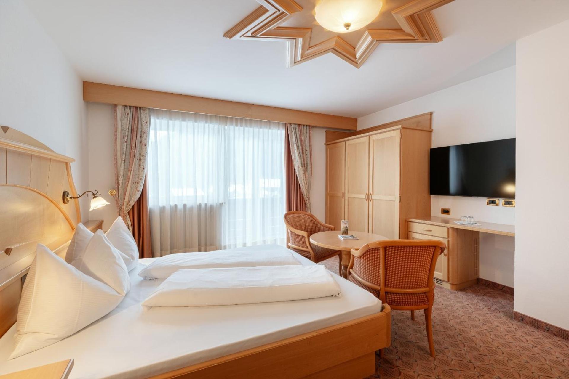 Classic Double Room with Balcony - Photo 10