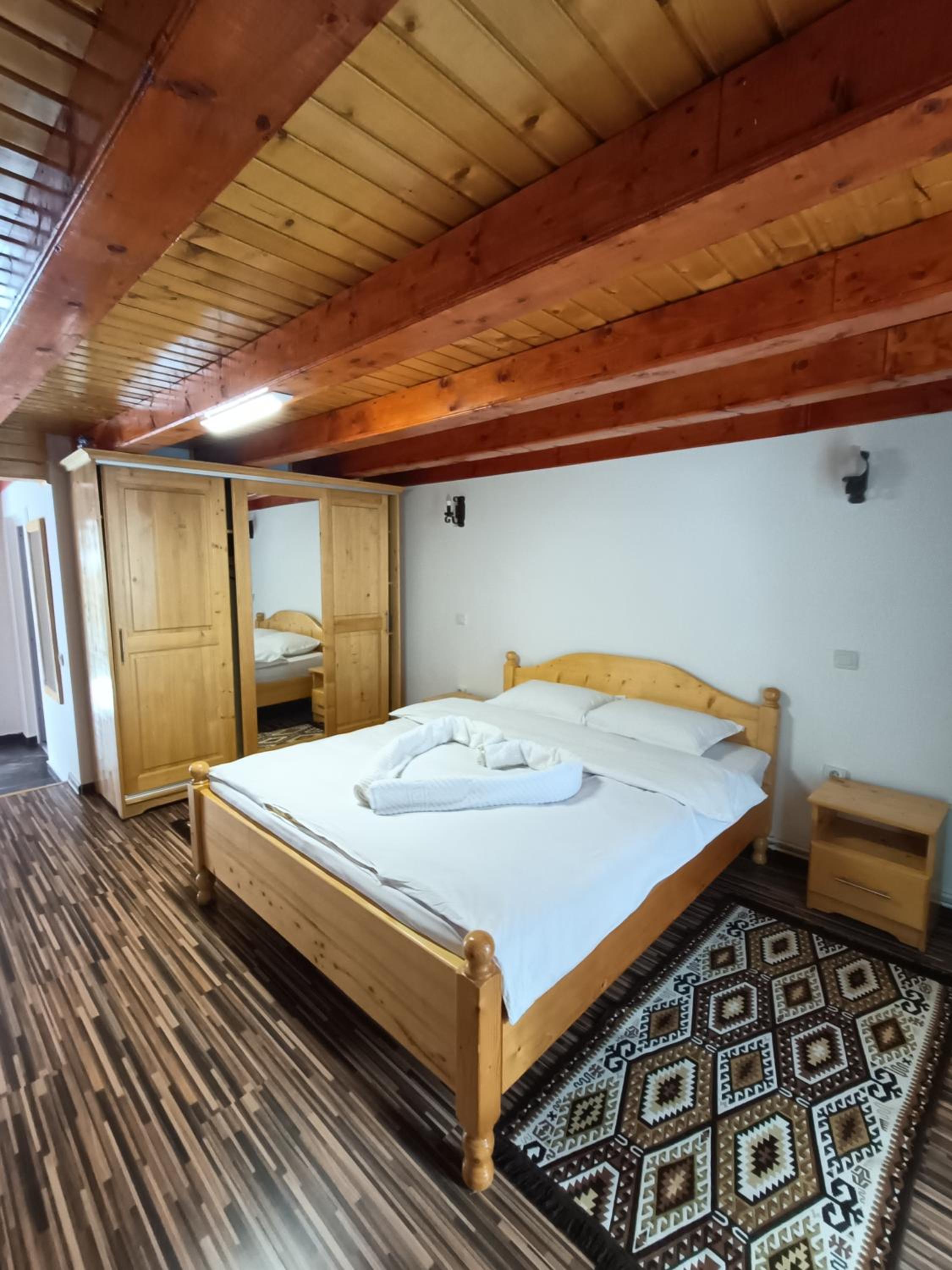 Double Room with Private Bathroom - Photo 17
