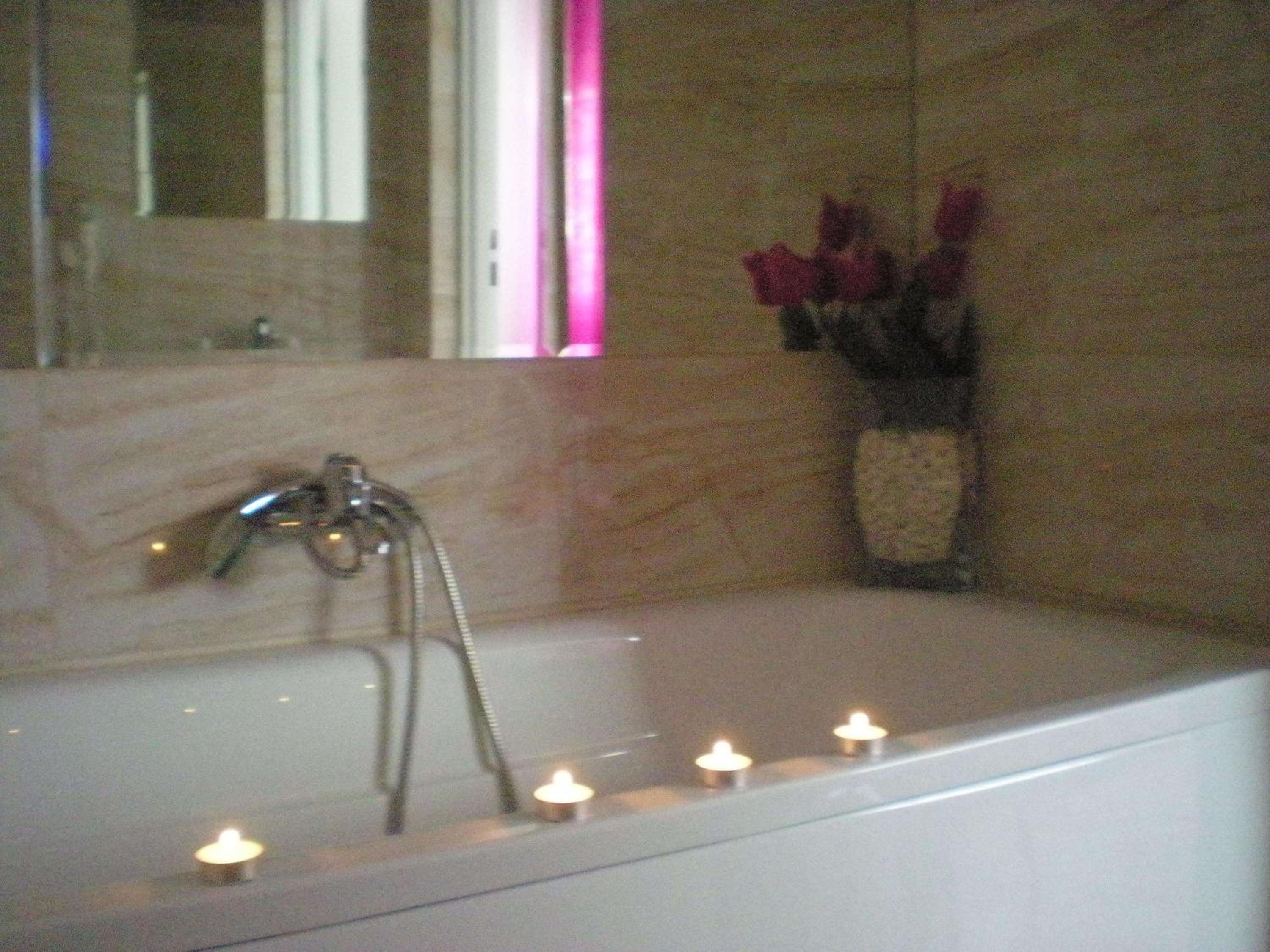 Deluxe Double Room with Bath - Photo 5