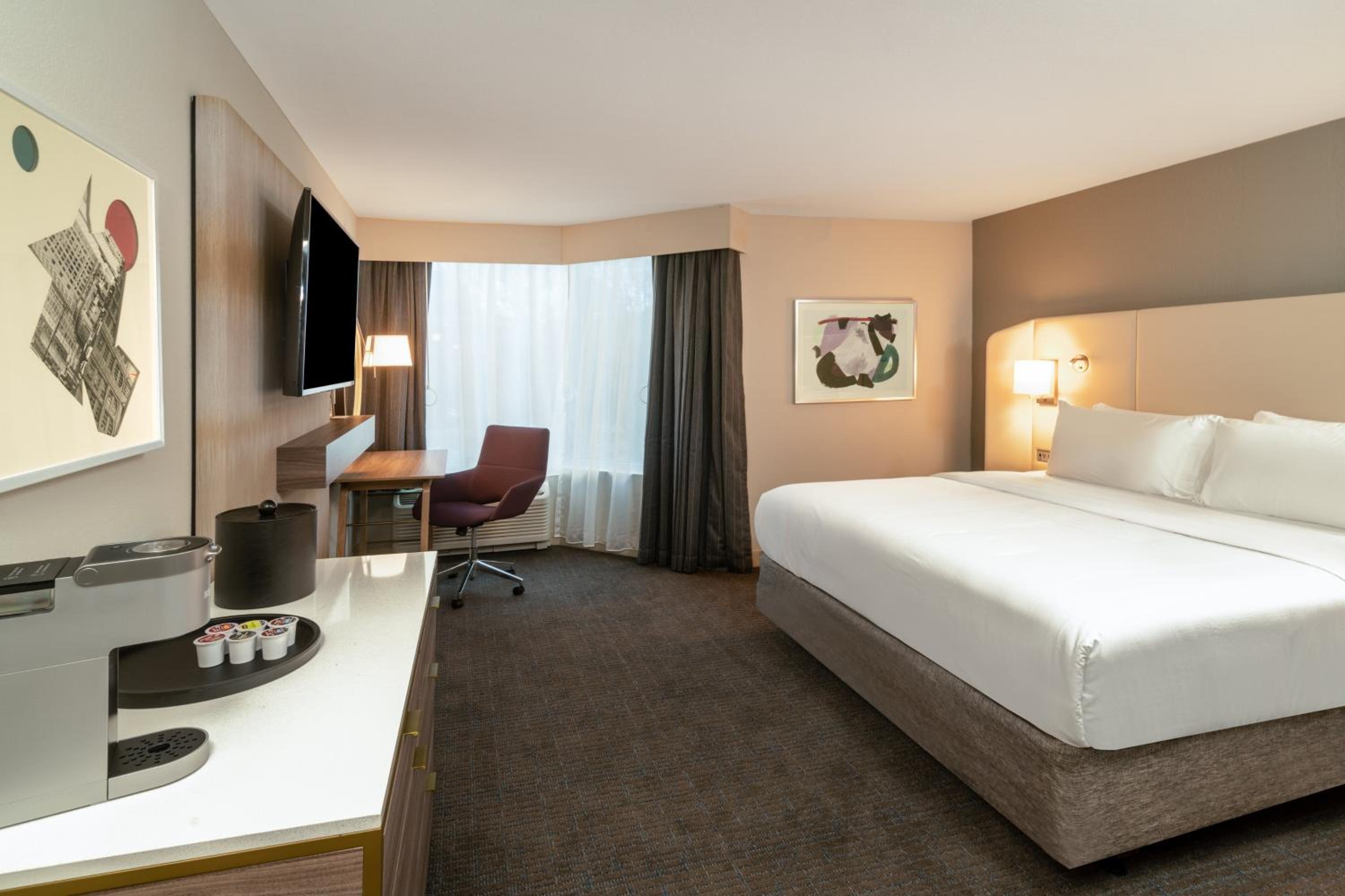 Standard King Room with Mobility Accessible Tub - Photo 4