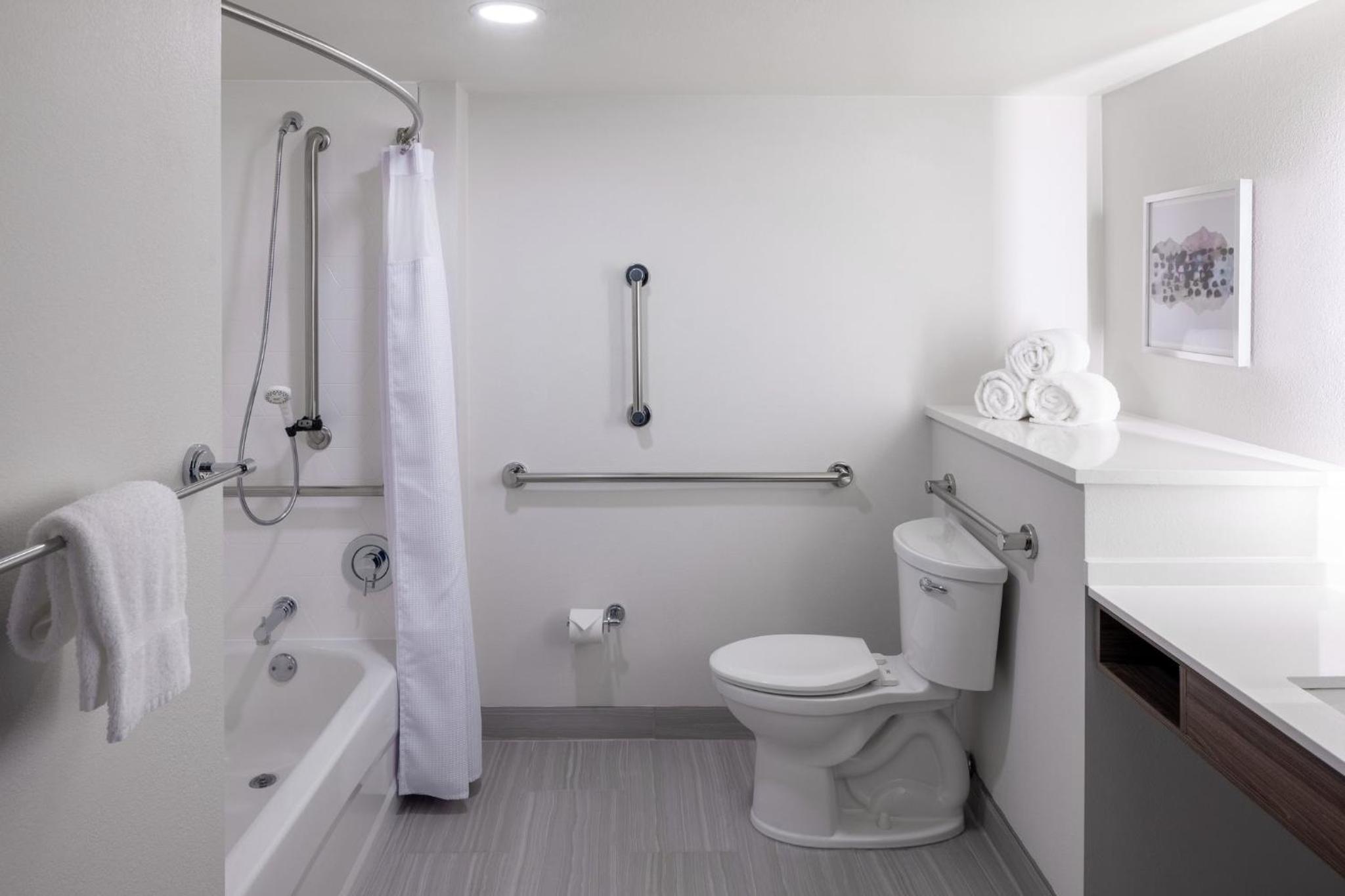 Standard King Room with Mobility Accessible Tub - Photo 5