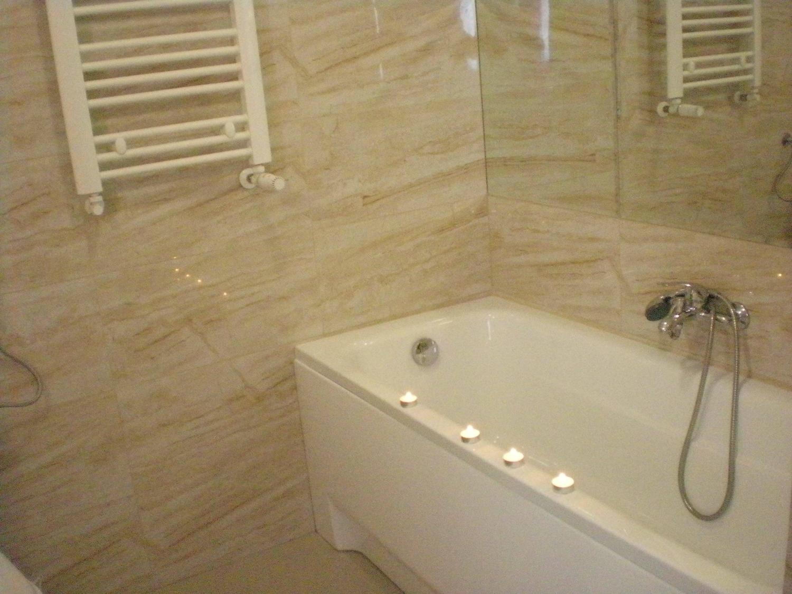 Deluxe Double Room with Bath - Photo 2