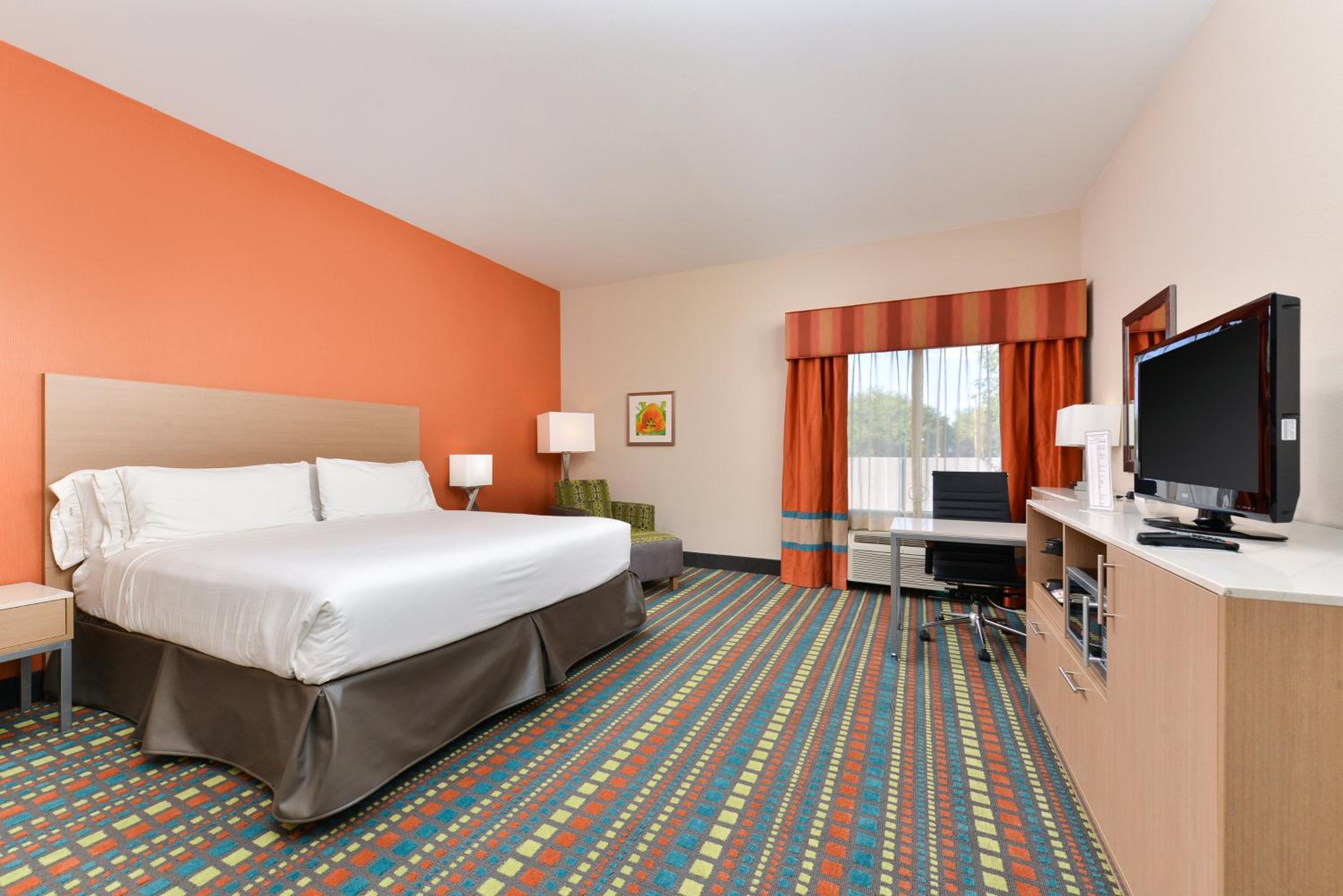 Standard King Room with Sofa Bed - Photo 3