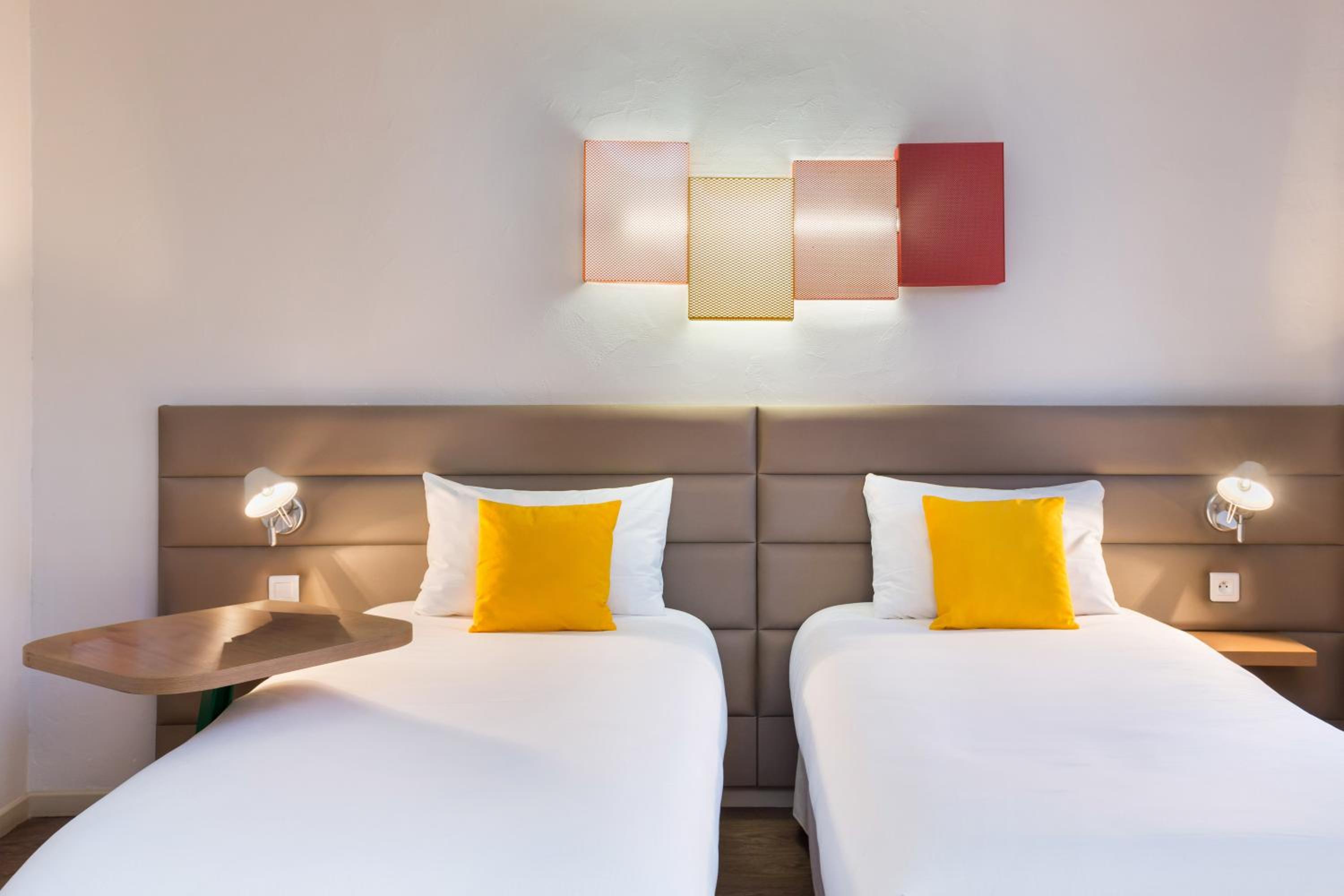 Standard Twin Room - Photo 4