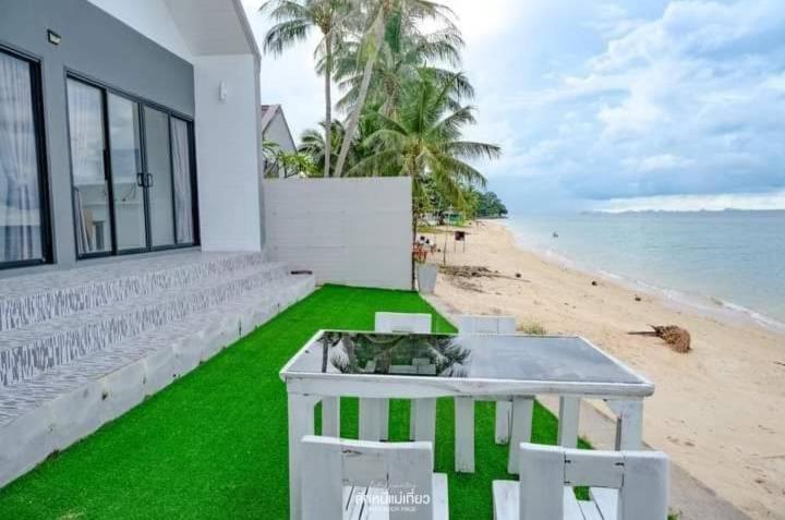 Two-Bedroom Beachfront Villa - Photo 2