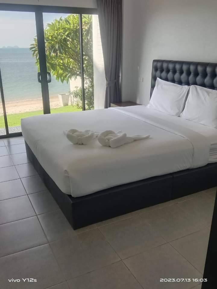 Two-Bedroom Beachfront Villa - Photo 12