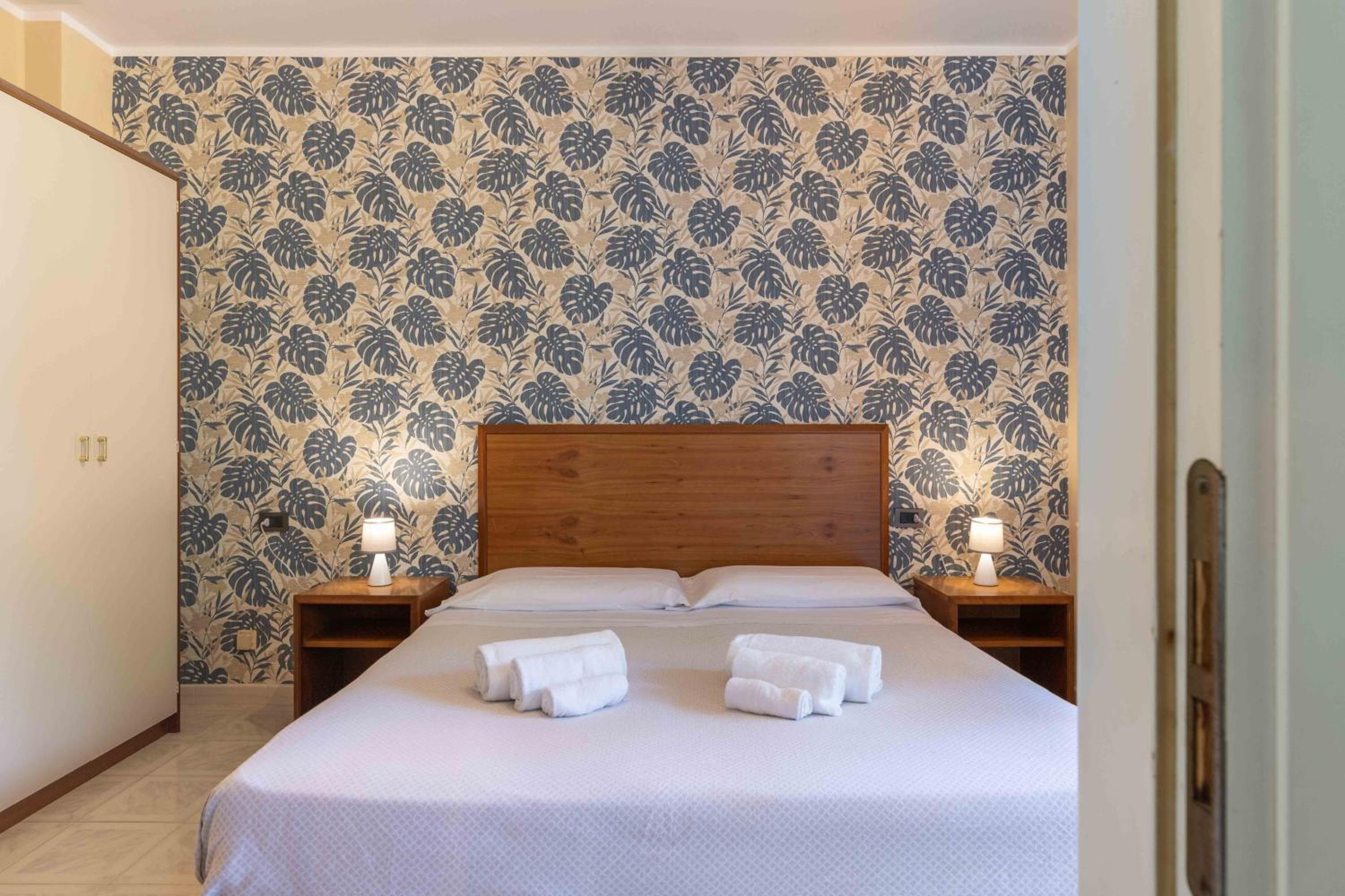 Double Room with Balcony - Photo 11