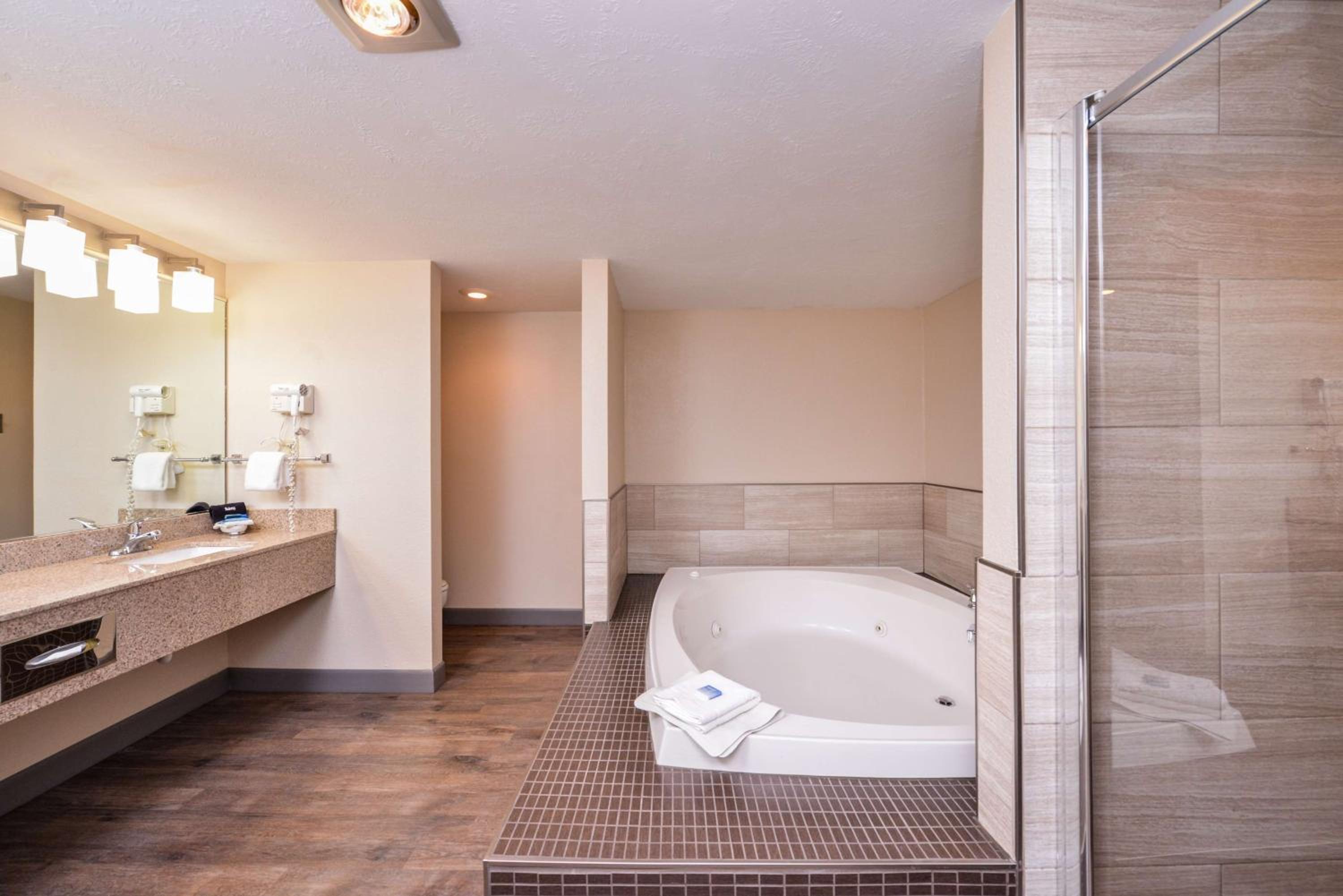 King Suite with Fireplace - Non-Smoking