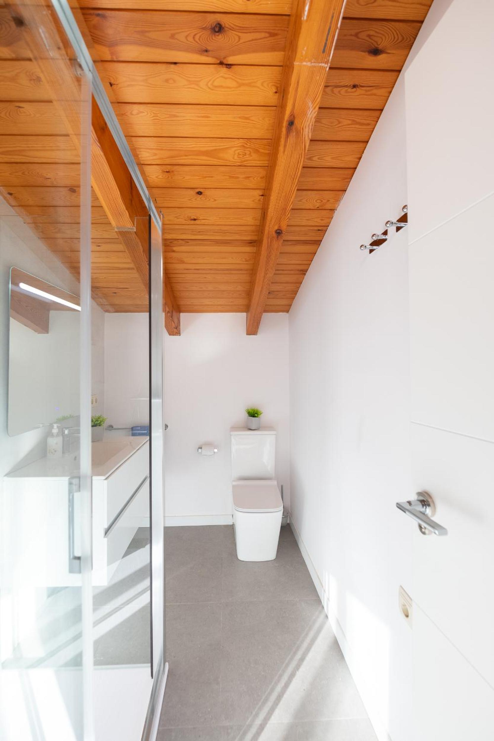 Five-Bedroom House photo 2