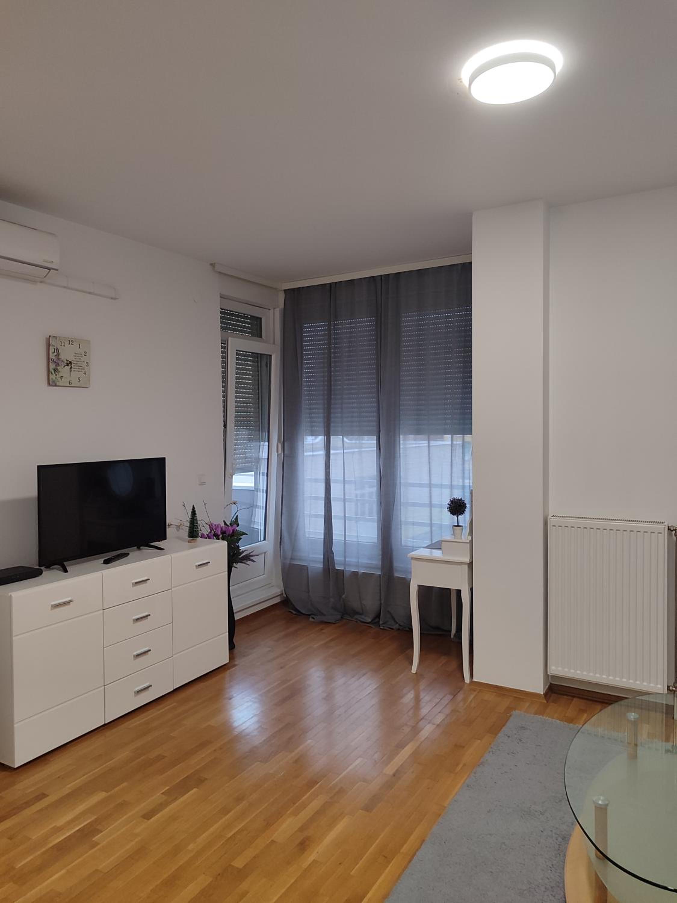 One-Bedroom Apartment photo 1