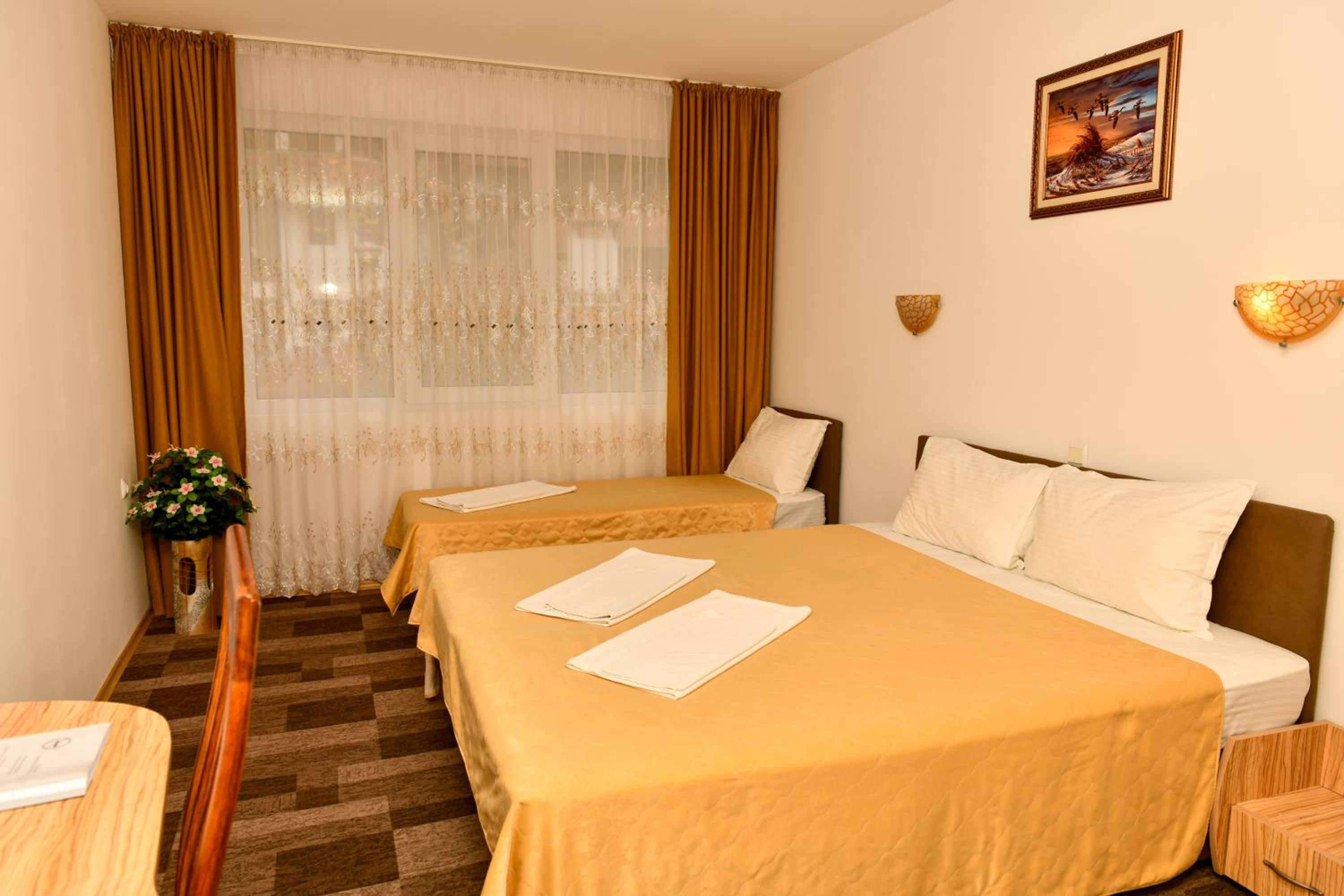 Double Room with Balcony (2 Adults + 1 Child) - Photo 2